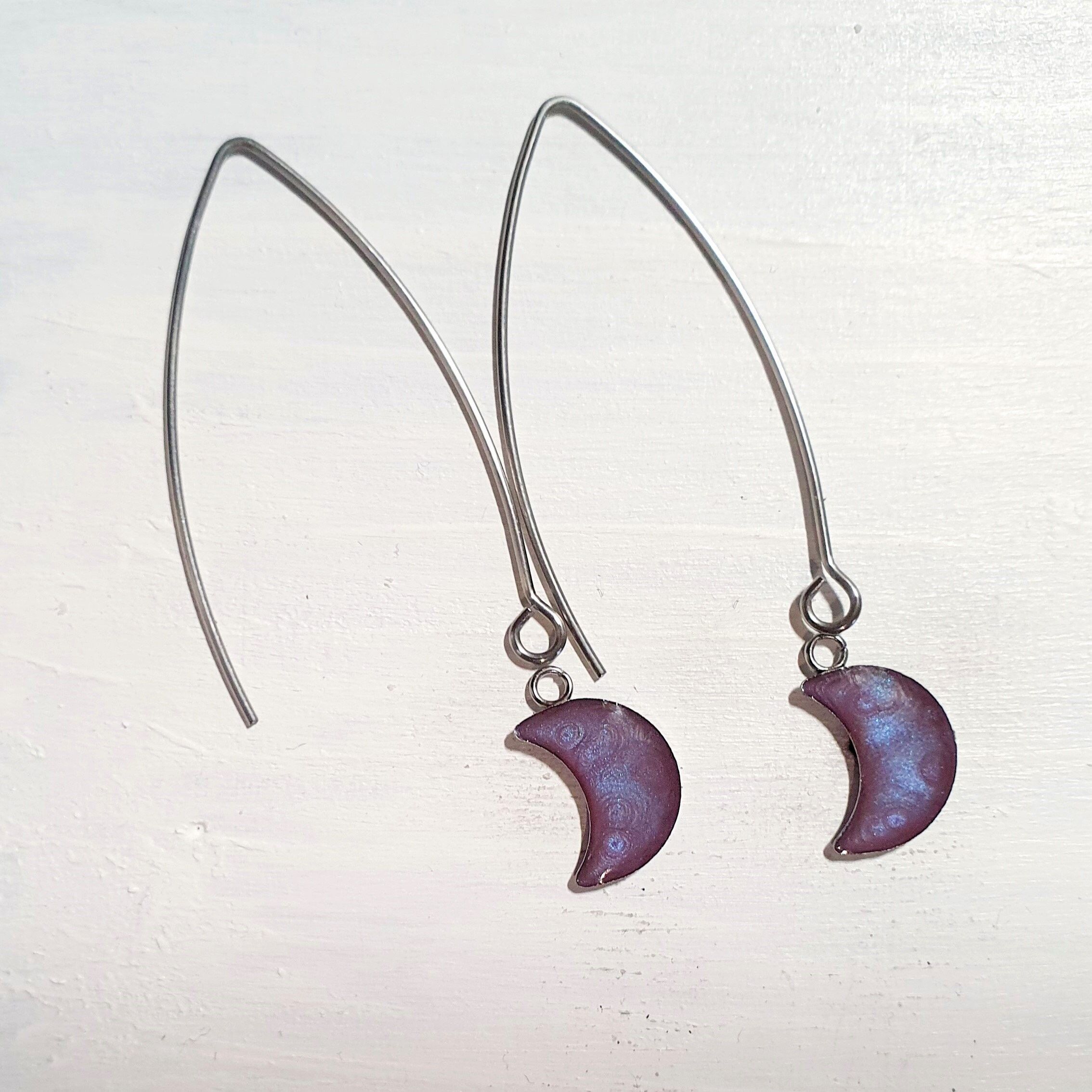 Orecchini lunghi con luna a filo - Viola, SKU945