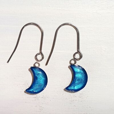 Orecchini pendenti luna con fili corti - Perla blu mare ,SKU1067