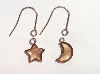 Boucles d'oreilles pendantes étoile/lune avec fils courts - Perle latte ,SKU1103