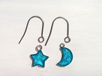 Boucles d'oreilles pendantes étoile/lune avec fils courts - Aqua irisé, SKU1106