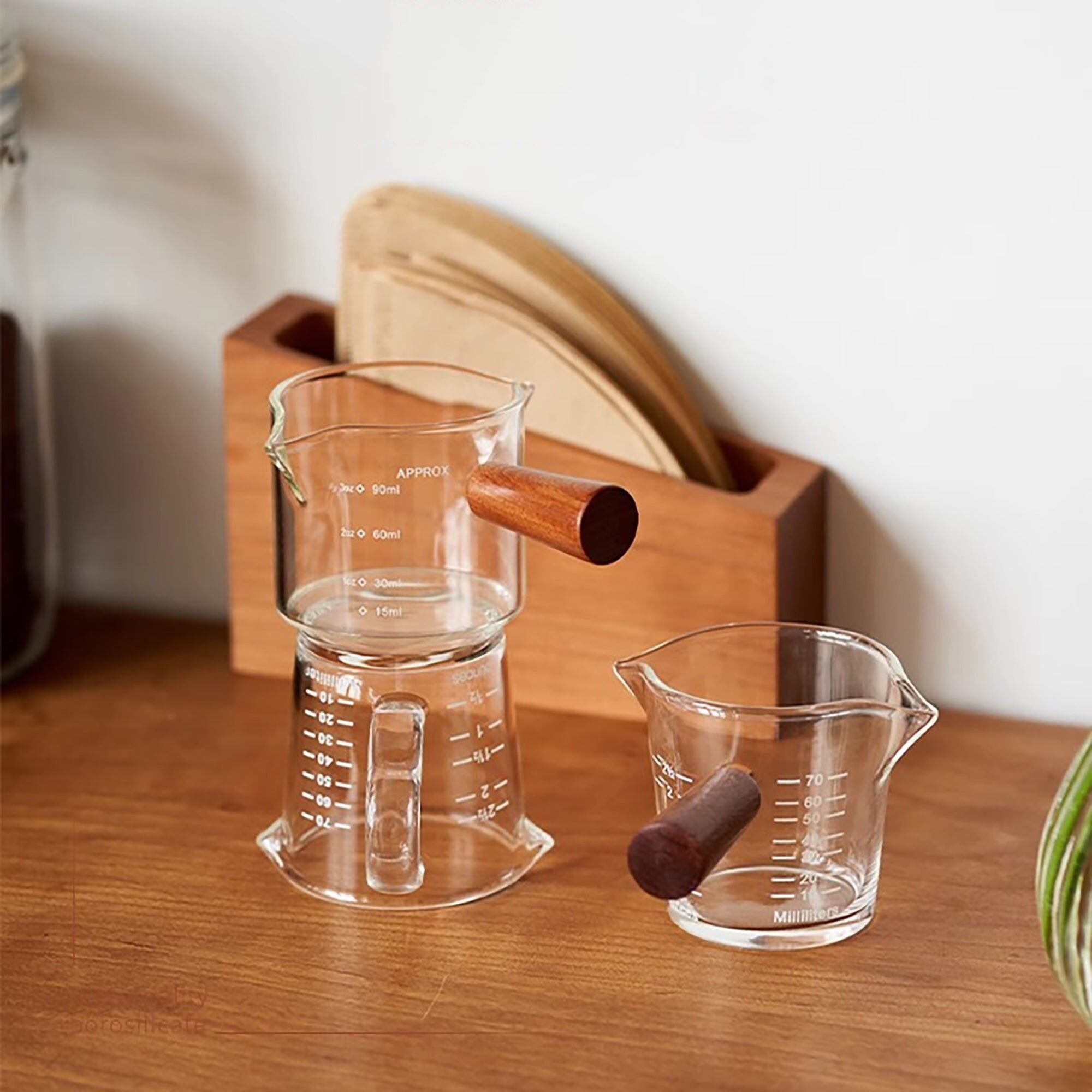 Borosilicate measuring cup with double spout