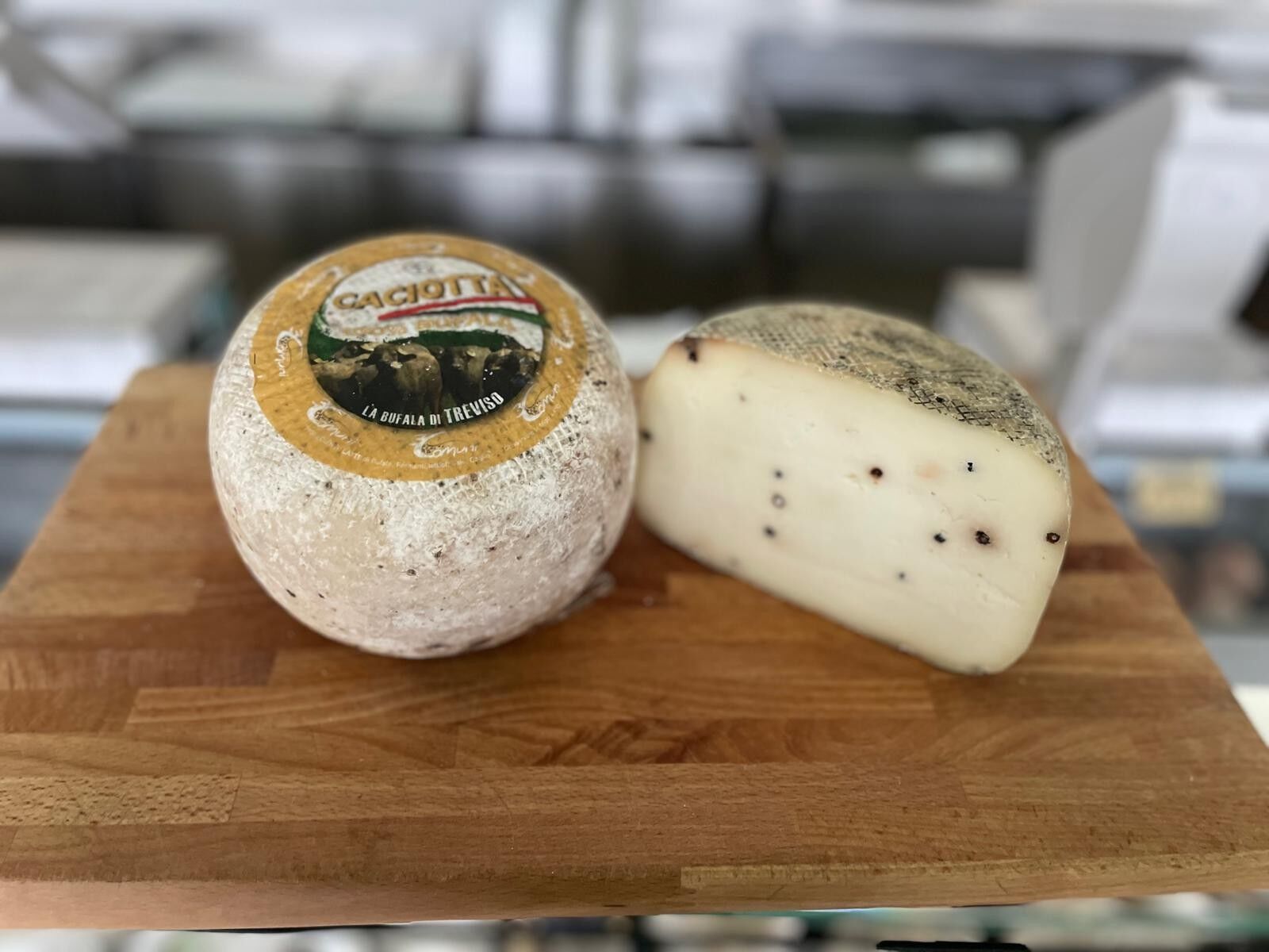 Caciotta de pimienta negra (leche de búfala) 225 gr de Vénétie