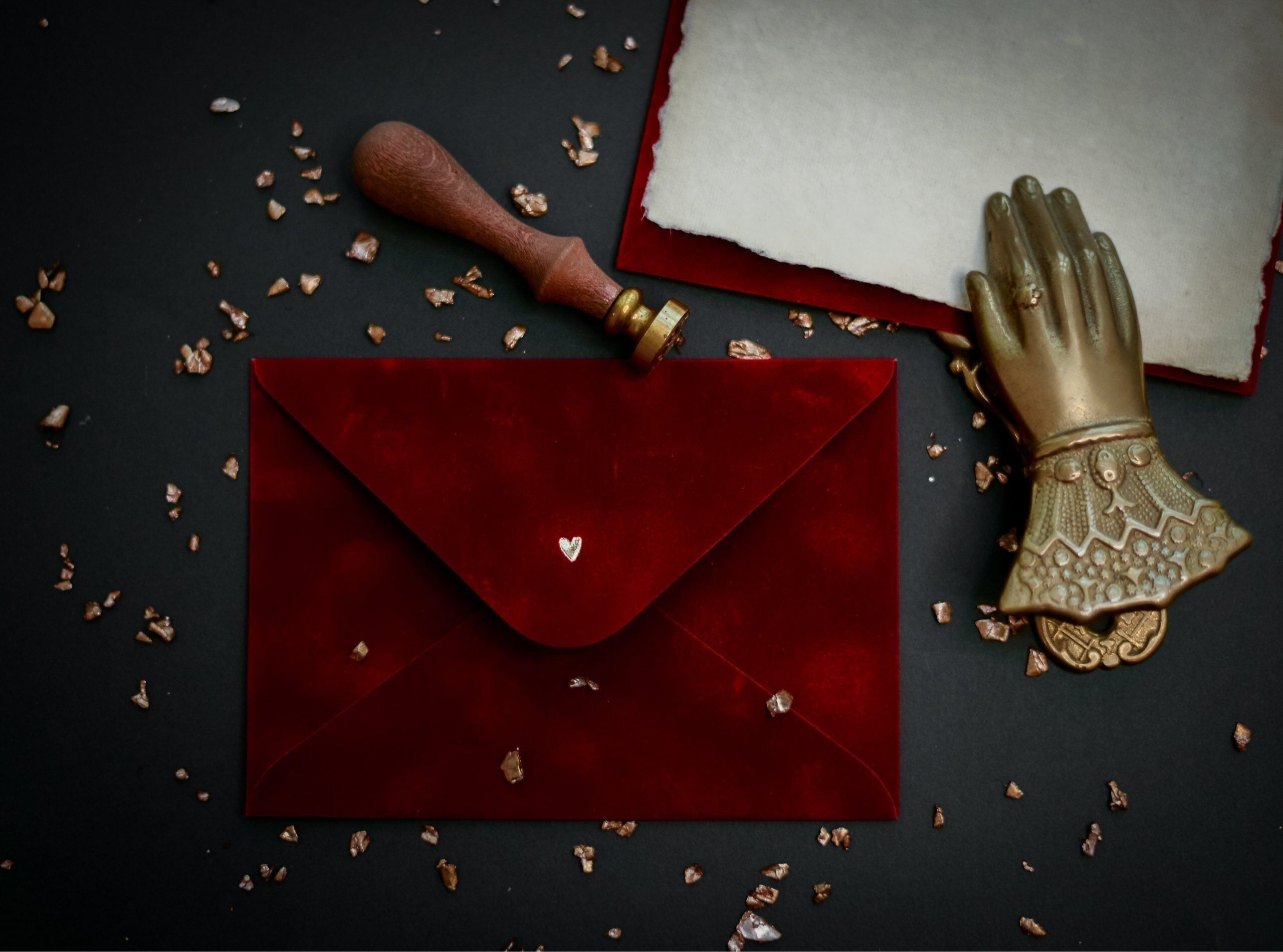 Enveloppe en papier velours rouge royal ornée d'un cœur en relief