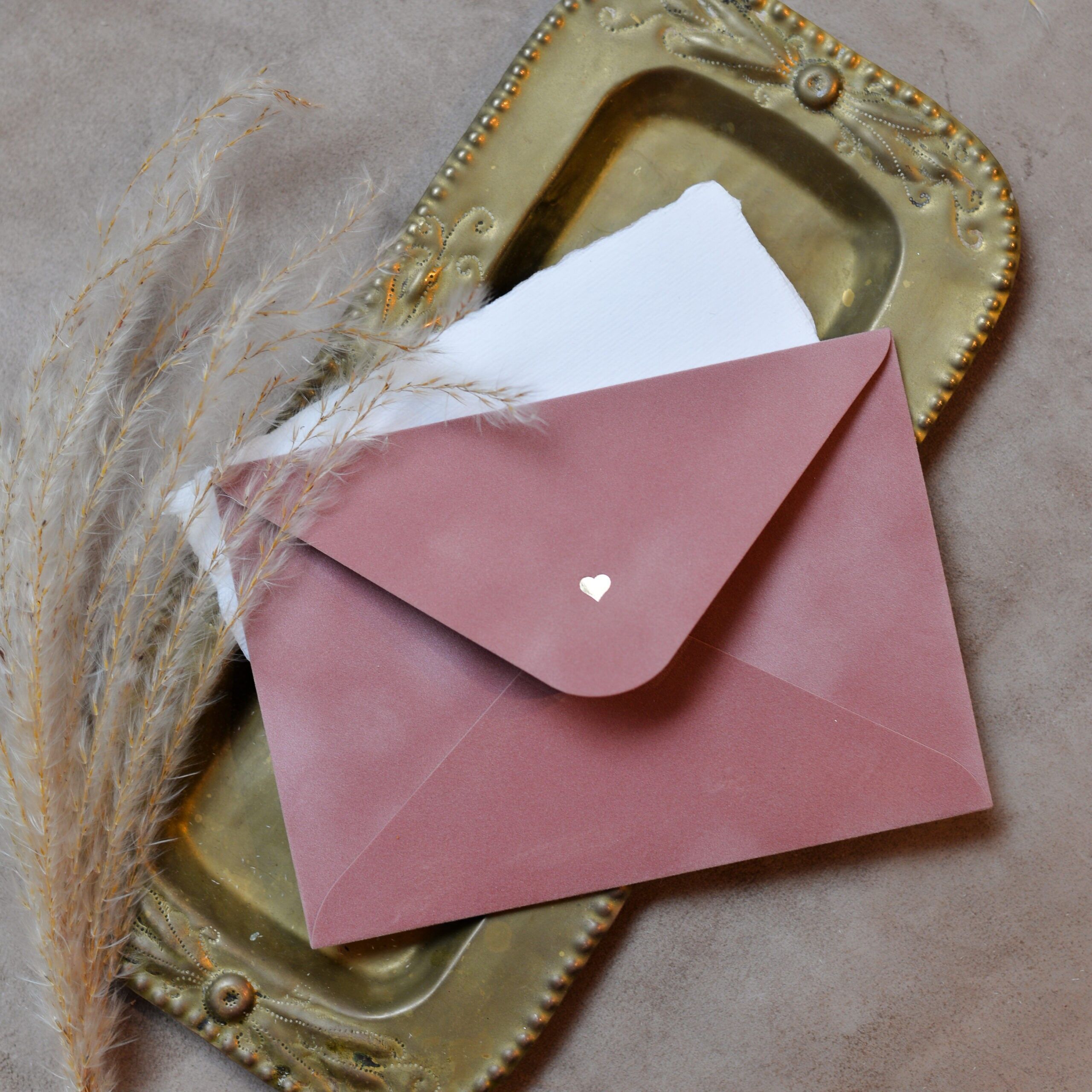 Enveloppe en papier velours rose ancien avec un cœur