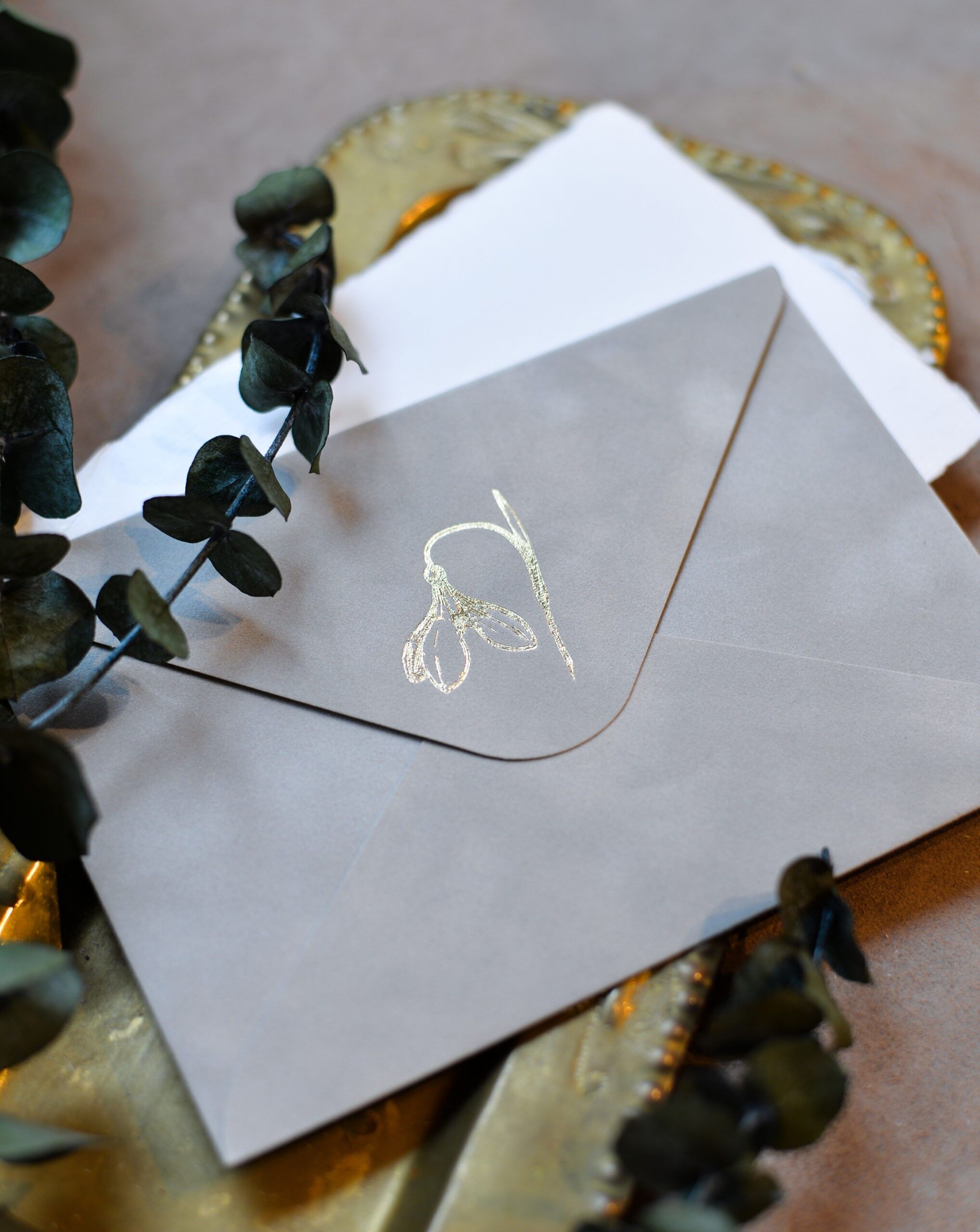 Enveloppe en papier velours ornée d'une perce-neige dorée