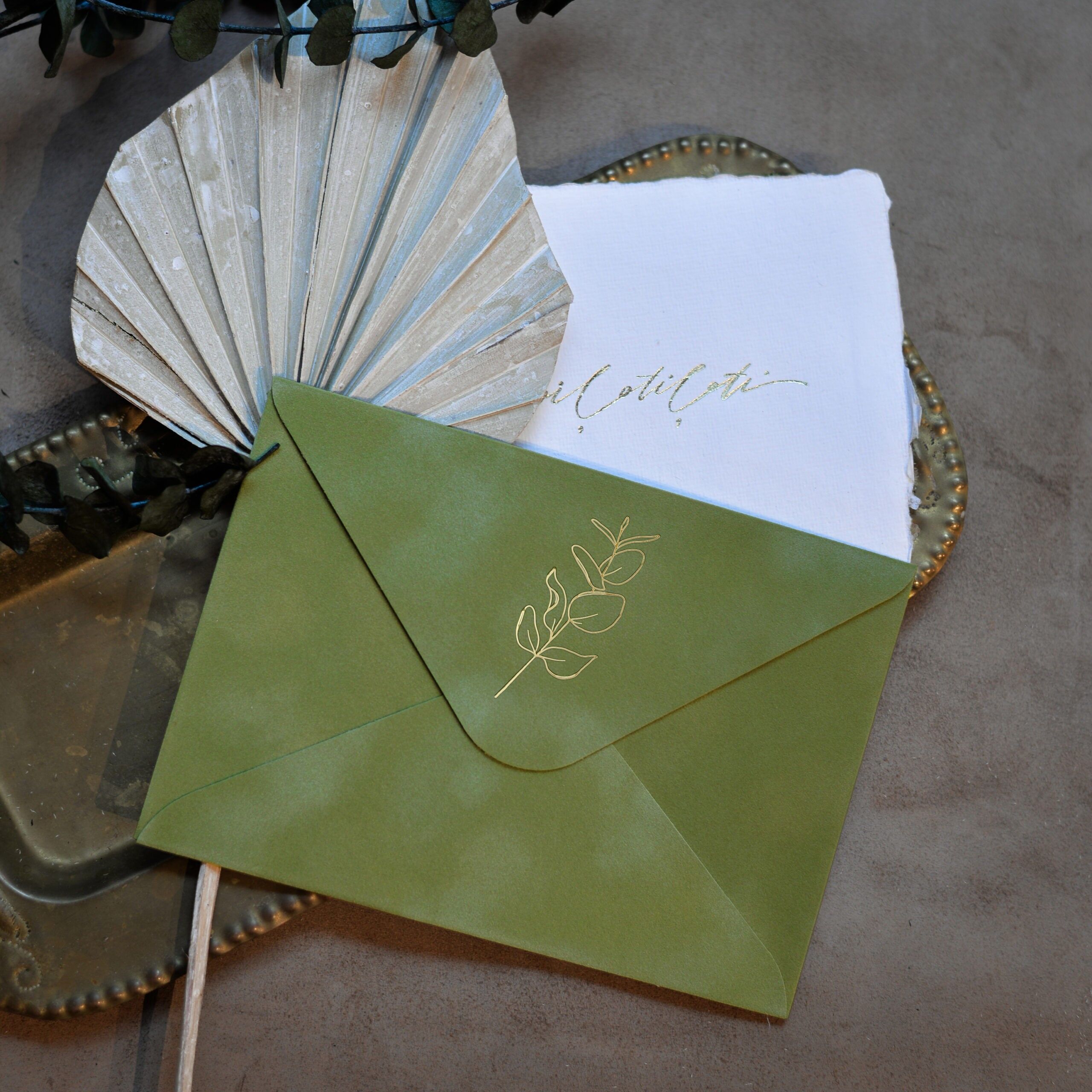 Enveloppe en papier velours avec eucalyptus doré