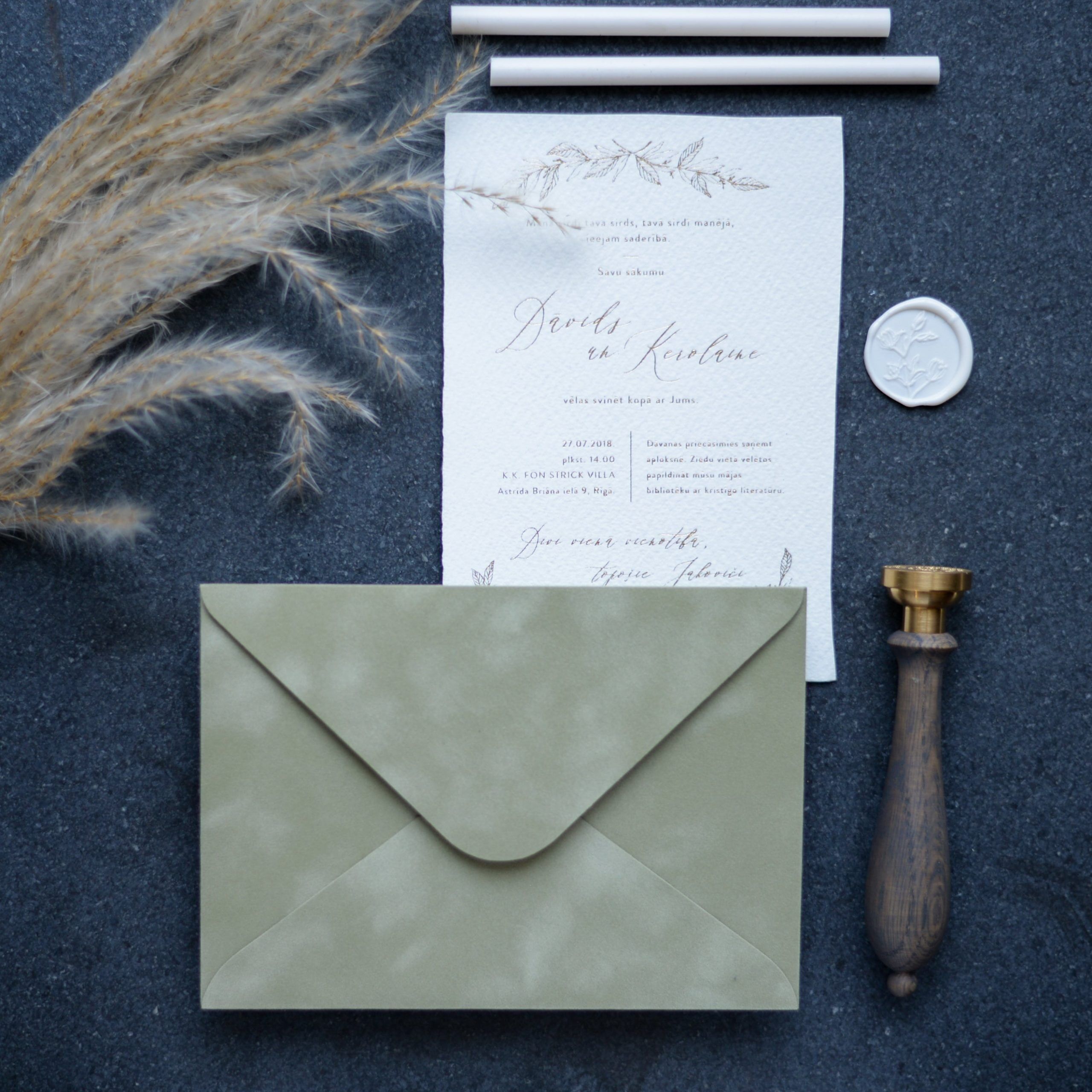 enveloppe en papier velours vert olive clair