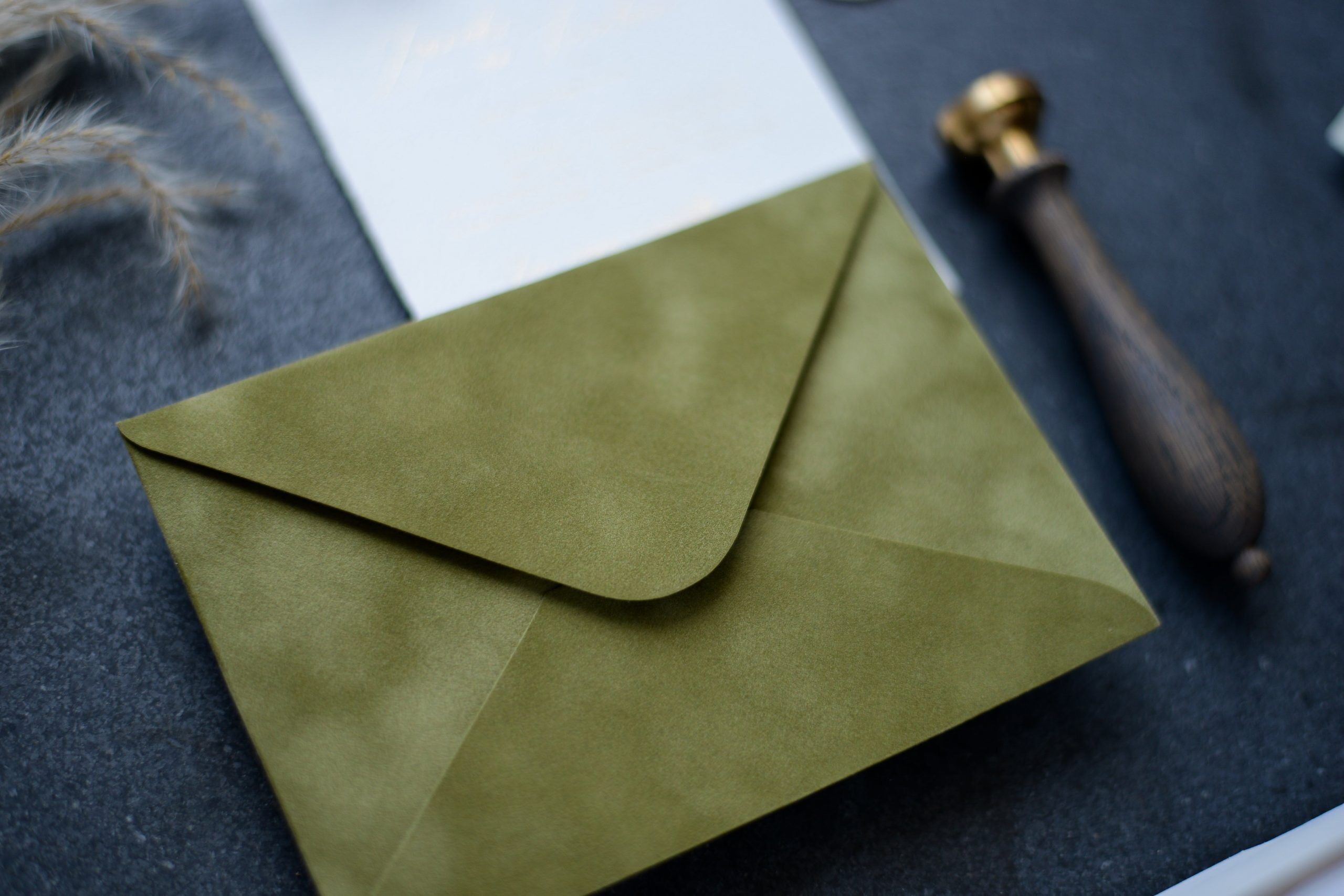 enveloppe en papier velours vert olive