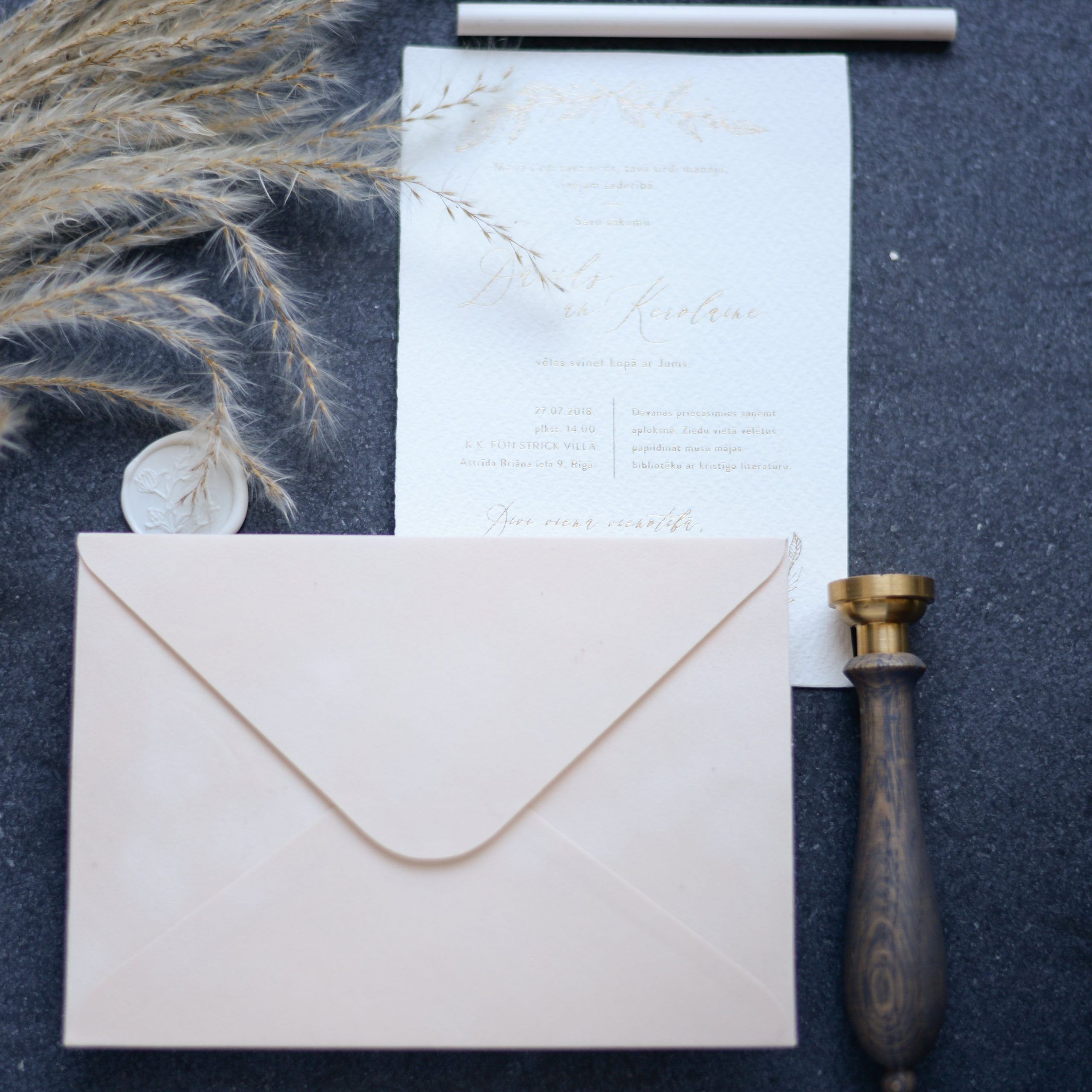 enveloppe en papier velours crème clair