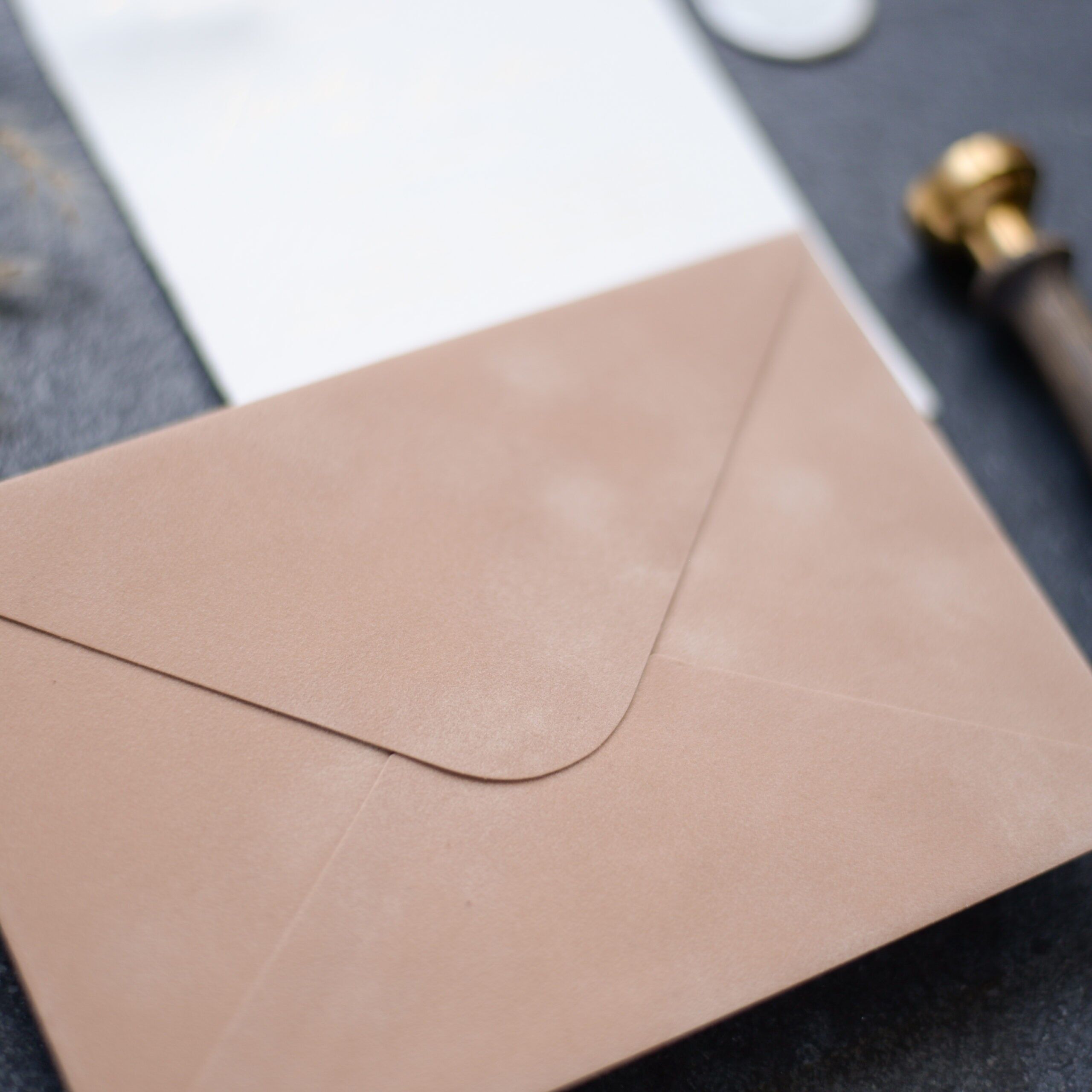 enveloppe en papier velours crème