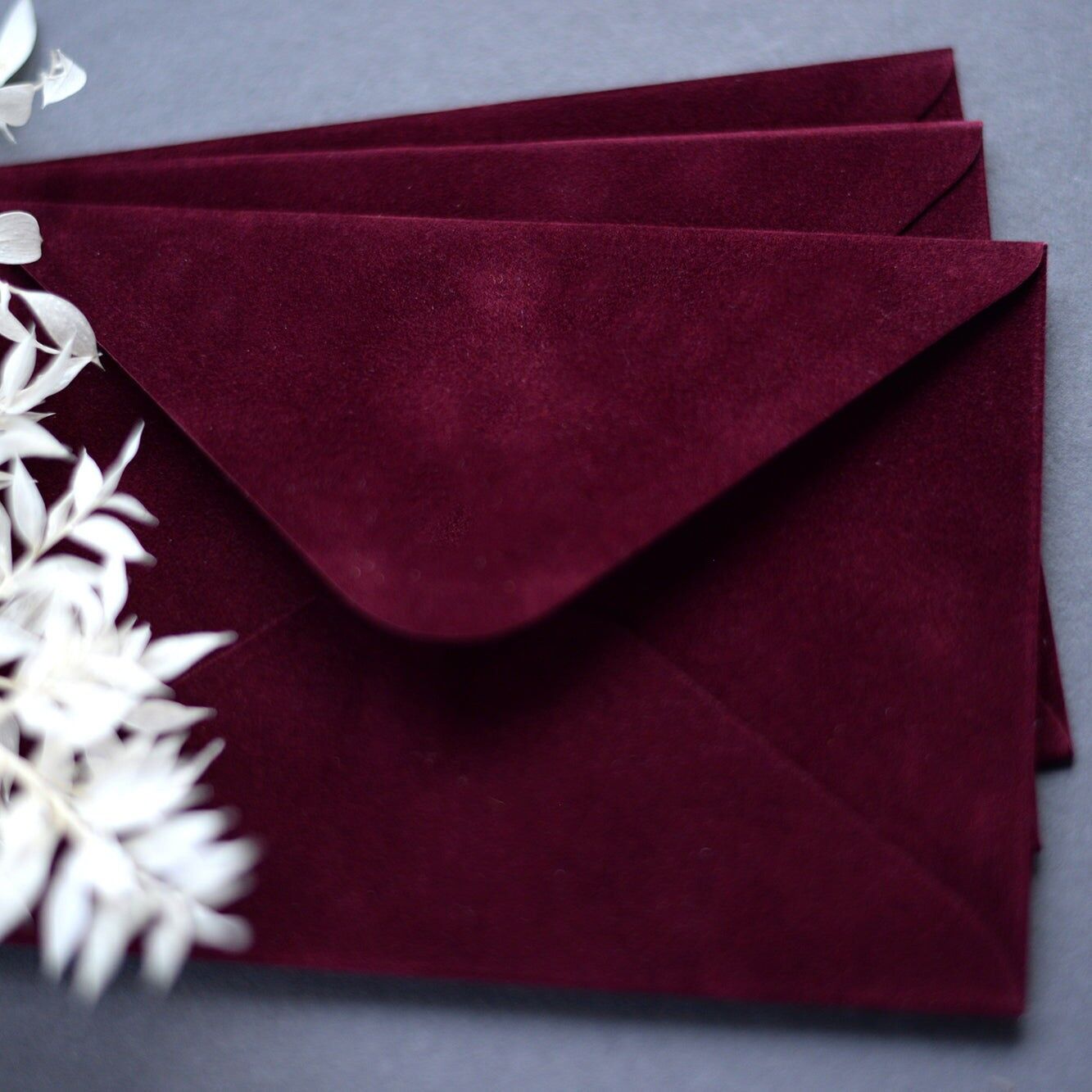 enveloppe en papier velours rouge vin