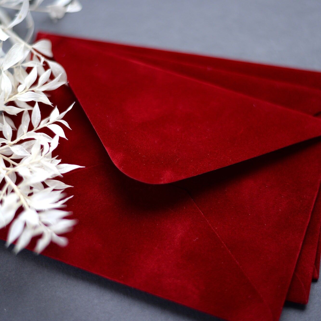 enveloppe en papier velours rouge royal