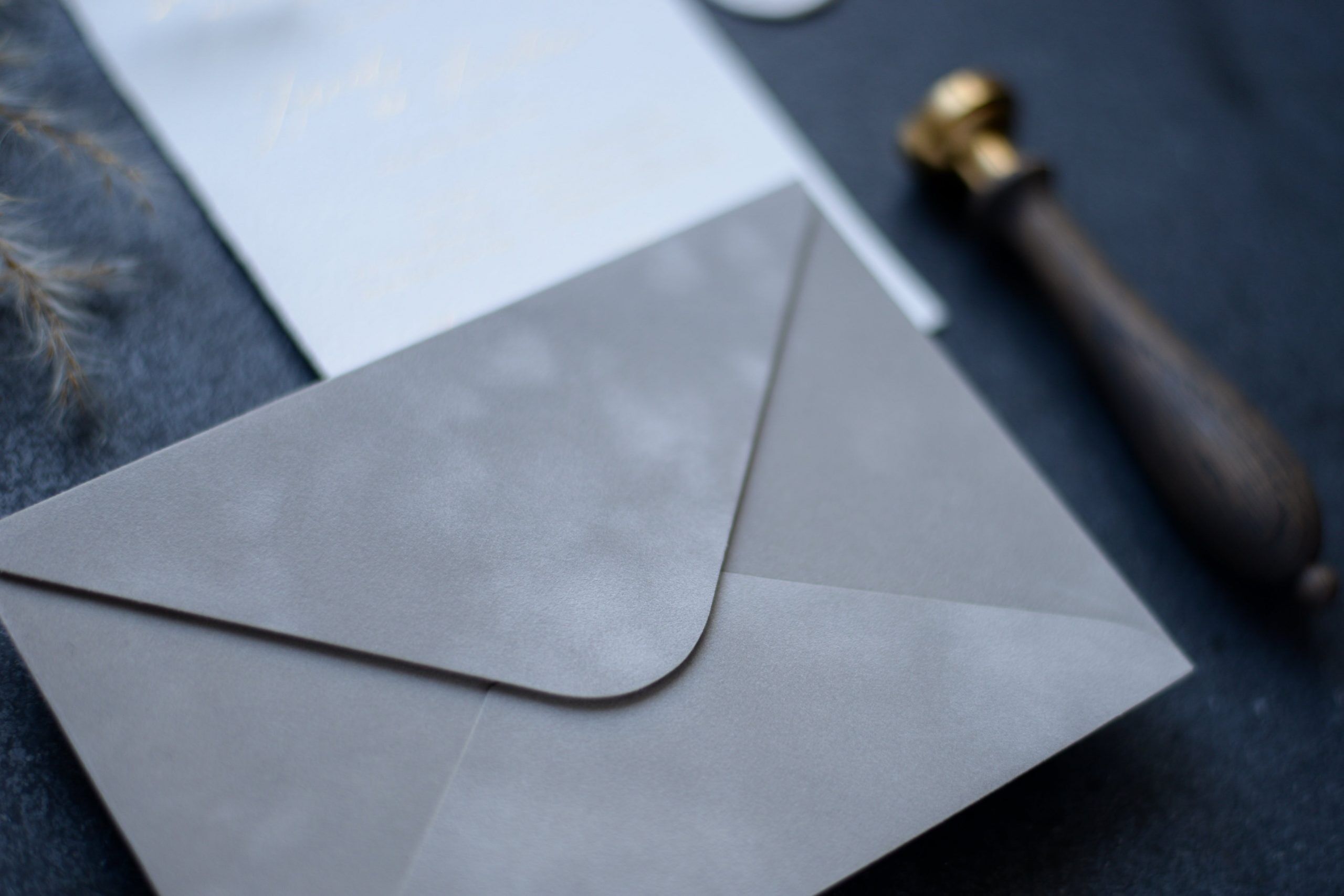 enveloppe en papier velours gris clair