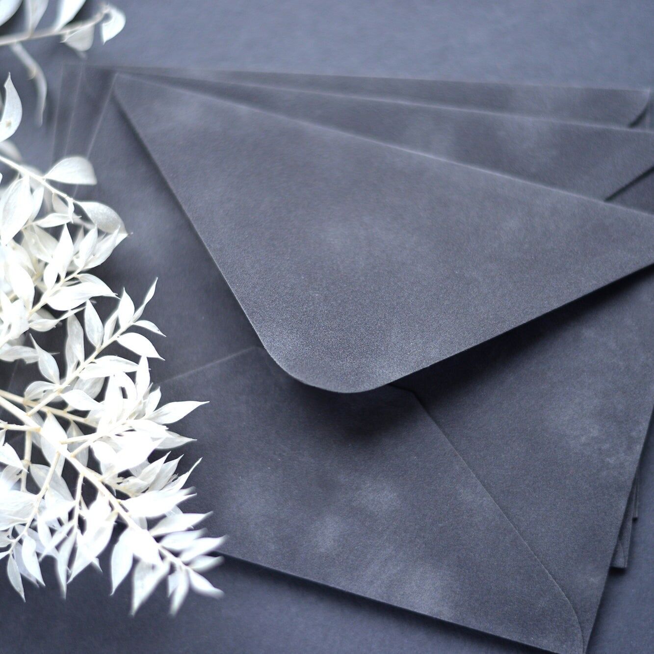 enveloppe en papier velours gris