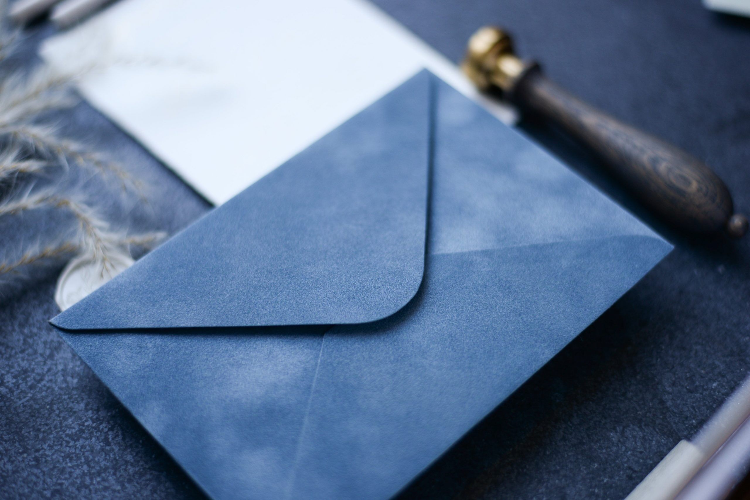 enveloppe vintage en papier velours bleu