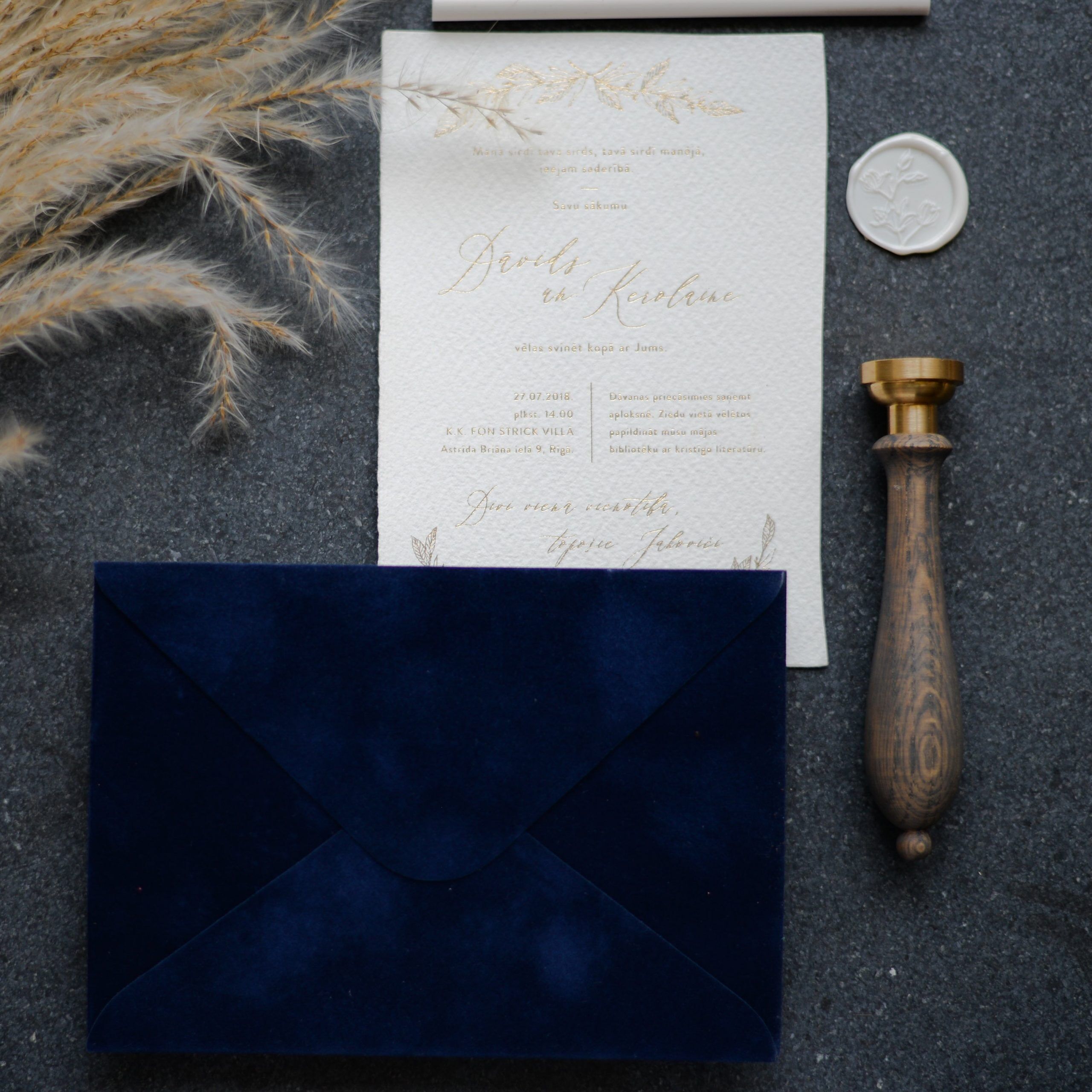 enveloppe en papier velours bleu foncé