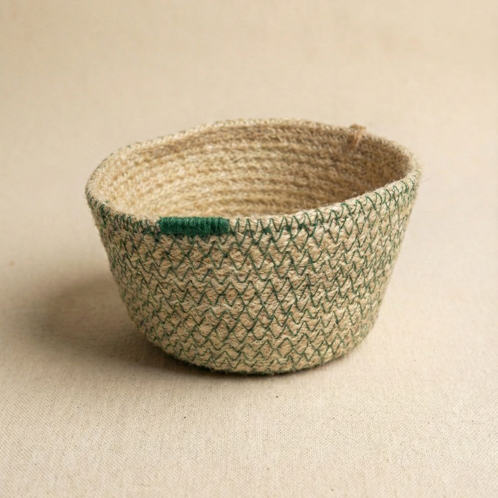 Round handmade decorative basket with zigzag stitching, meadow style, Fair Trade