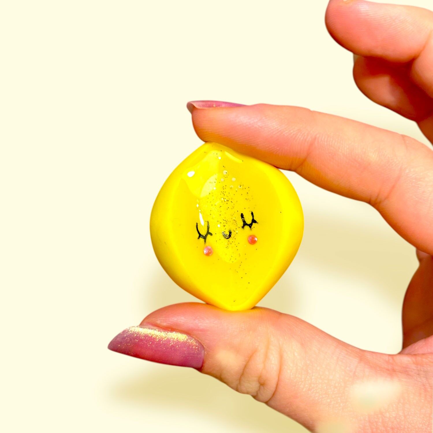 Sorgenstein, glitzerndes Zitronengelb – ein beruhigender, handgefertigter Kieselstein mit starker emotionaler Bedeutung