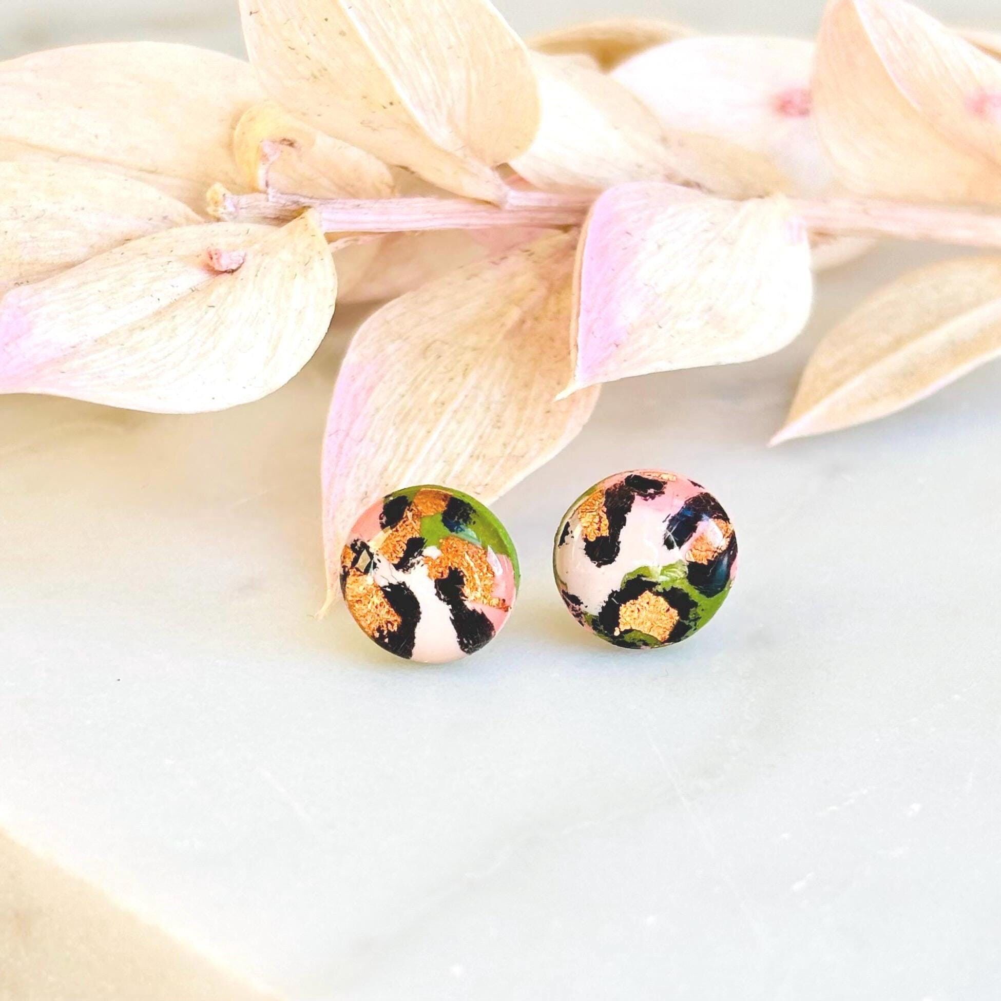 Mini orecchini leopardati fatti a mano – Orecchini minimalisti 'Safari Style' da 8 mm
