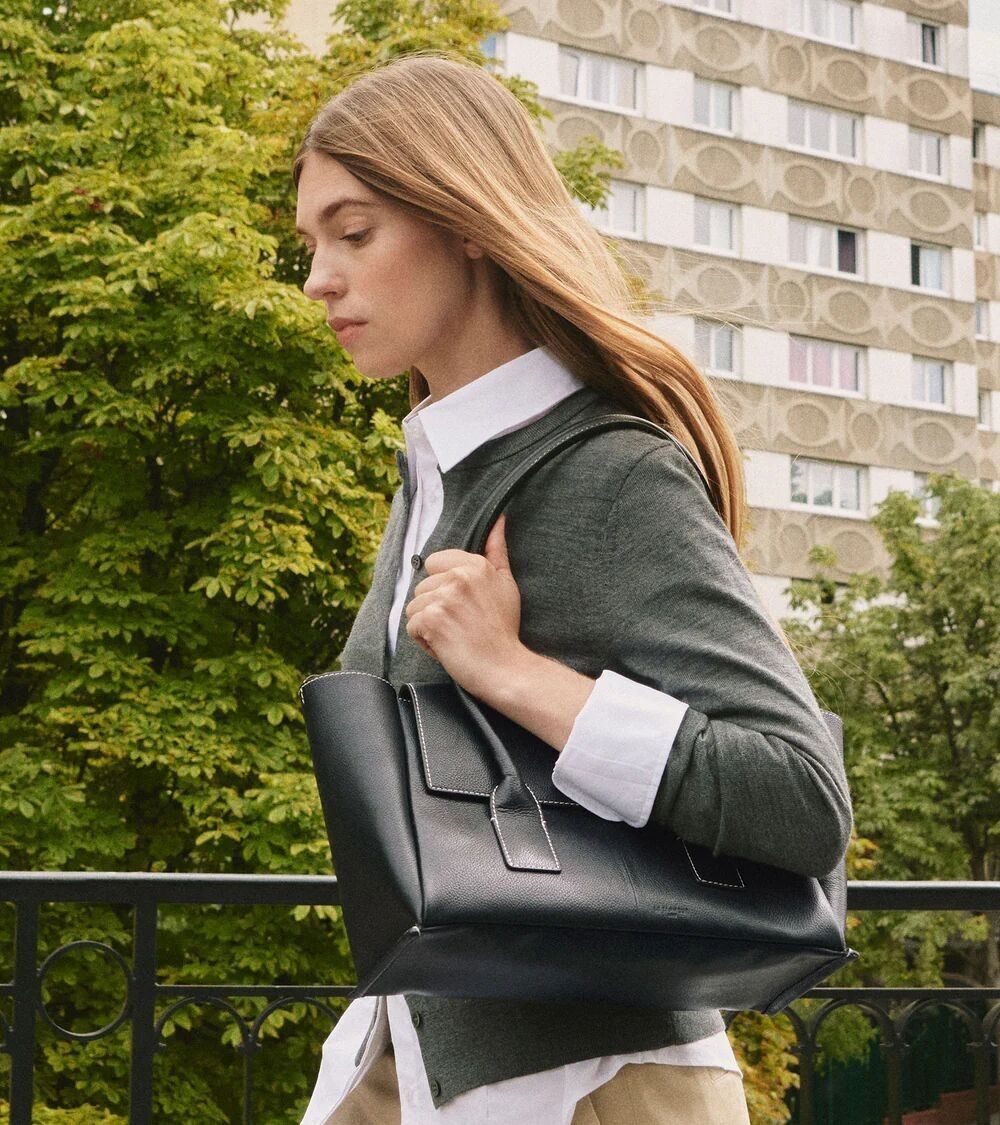 Medium Black Leather Tote Bag – Elegant Flap Handbag with Vanity Mirror