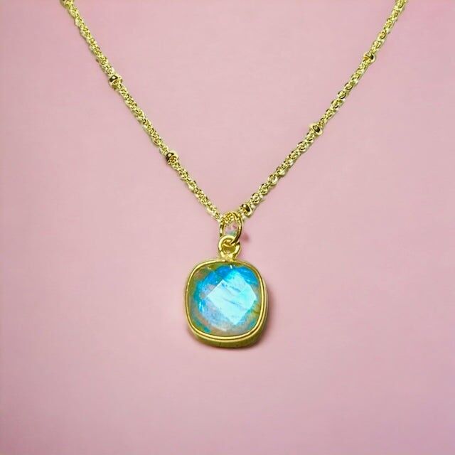 "MARTA" pendant in fine gold plated Labradorite stone