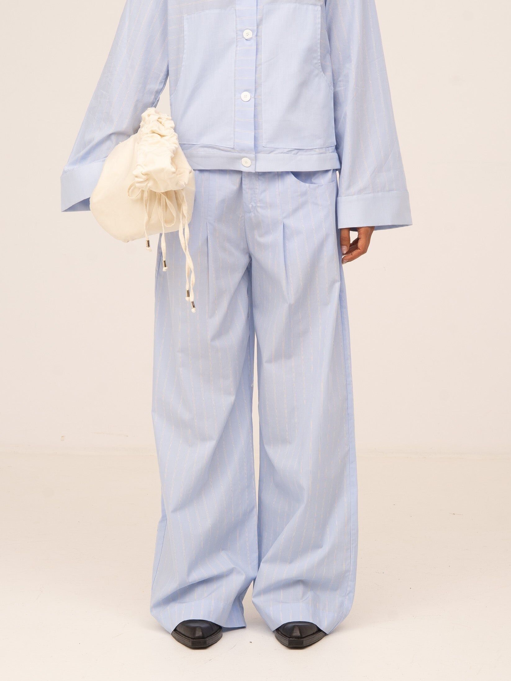 Gestreifte, blaue Hose