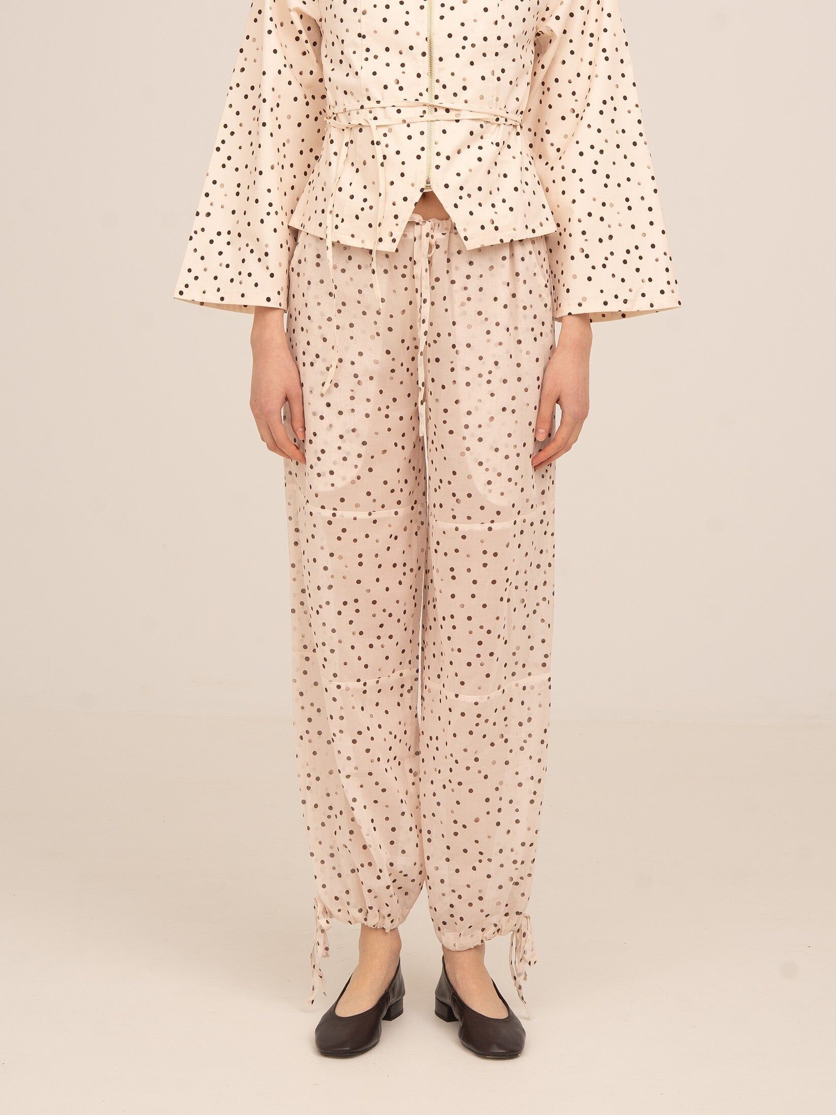 Pantalones FOMO con estampado de lunares color crema