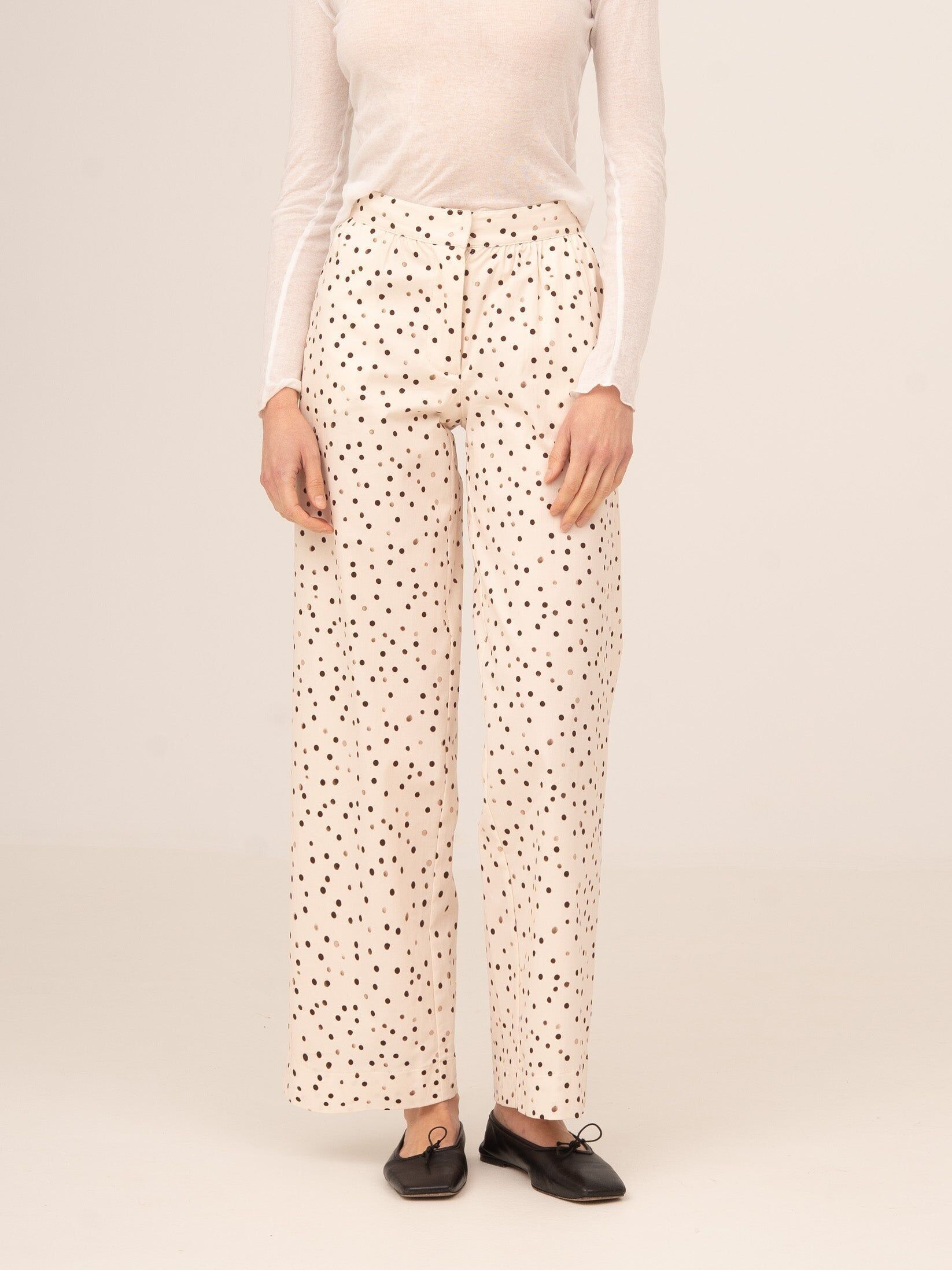 Cremefarbene Fuji-Hose mit Polka-Dots