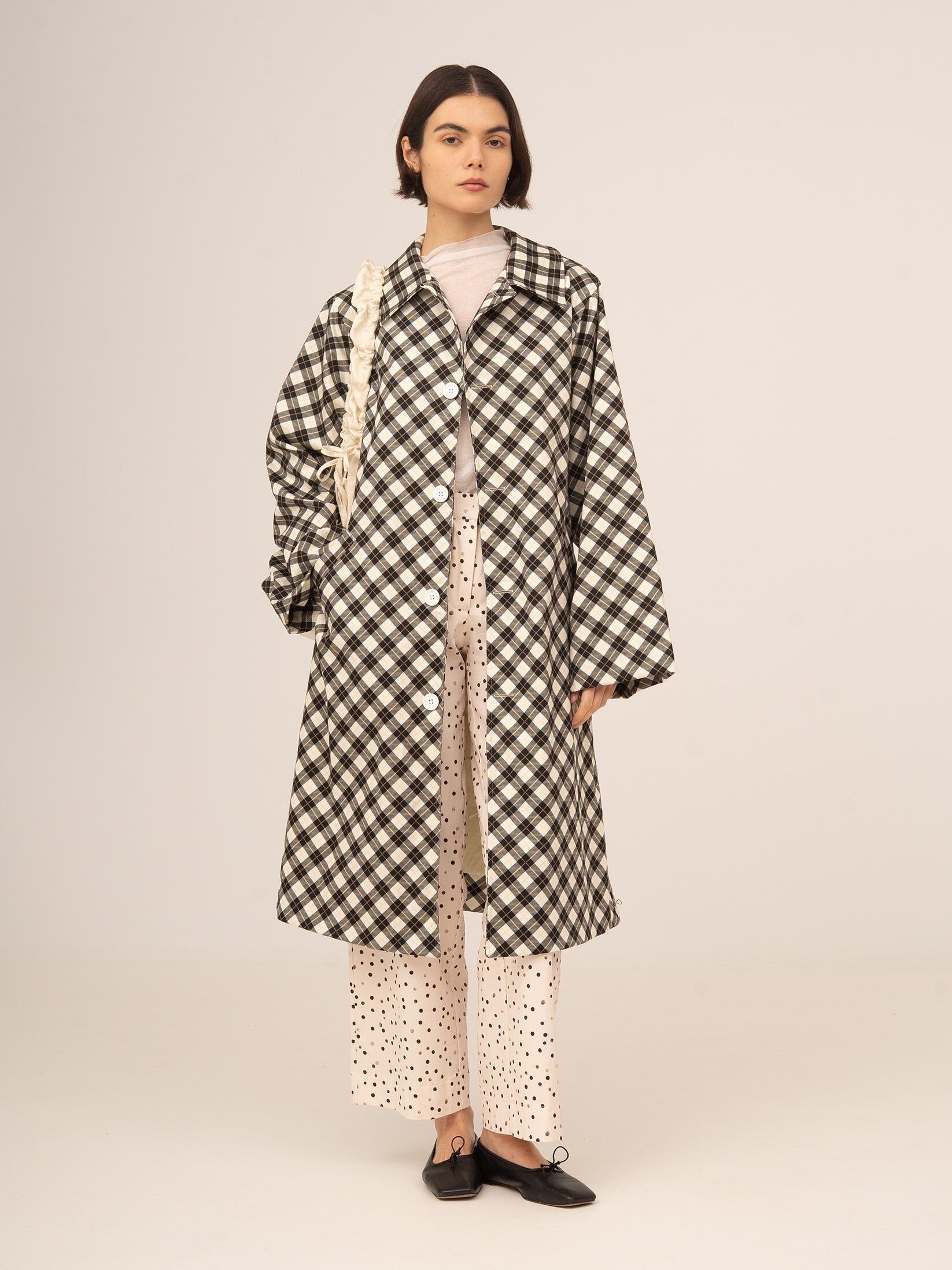 Klassischer Trenchcoat mit geometrischem Muster im Betty-Argyle-Stil