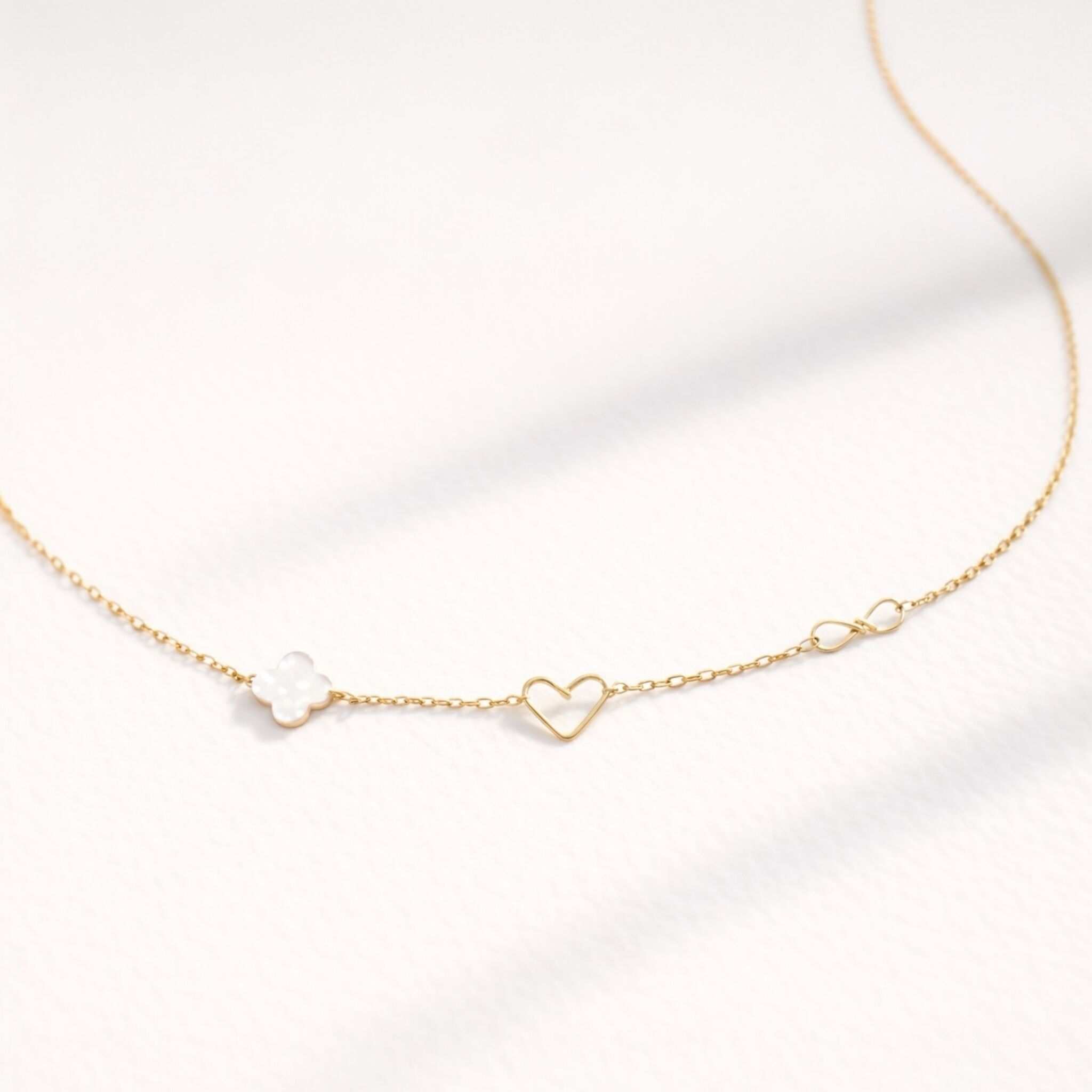 Collana asimmetrica con cuore, infinito e trifoglio in madreperla – acciaio inossidabile placcato oro e oro riempito