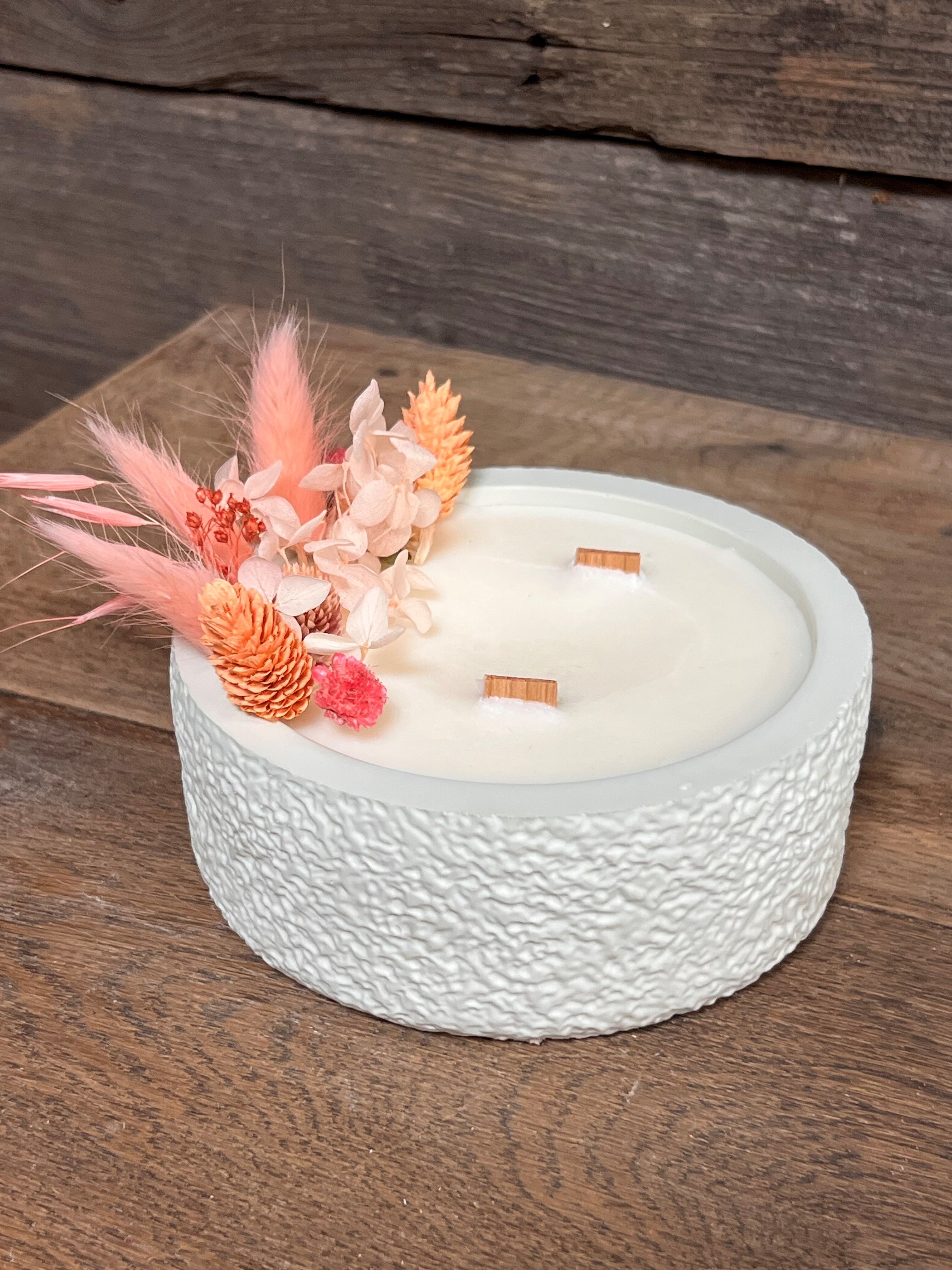 Handcrafted scented vegetable wax candle – Aqua green gypsum container with flowers
