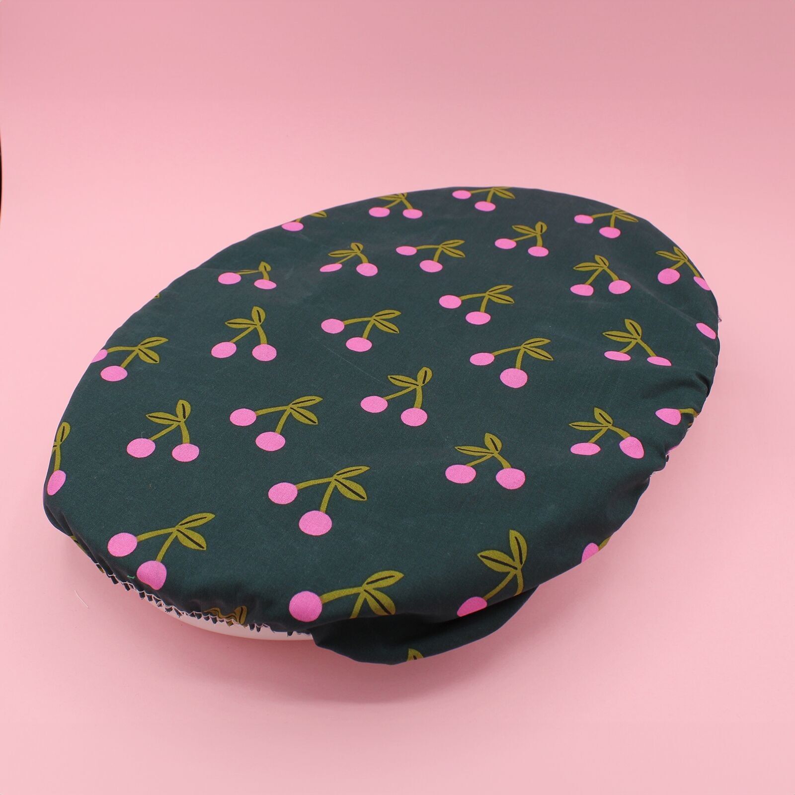 Charlotte cubre un plato gratinado - cerezas