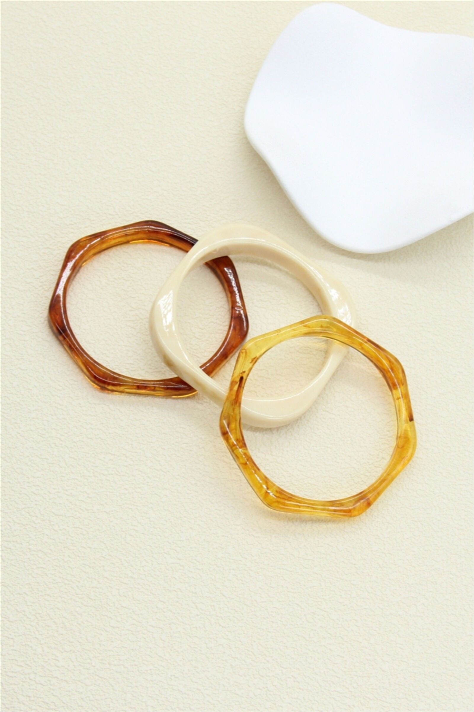 Geometric resin bracelet – Trendy, lightweight and colorful jewelry