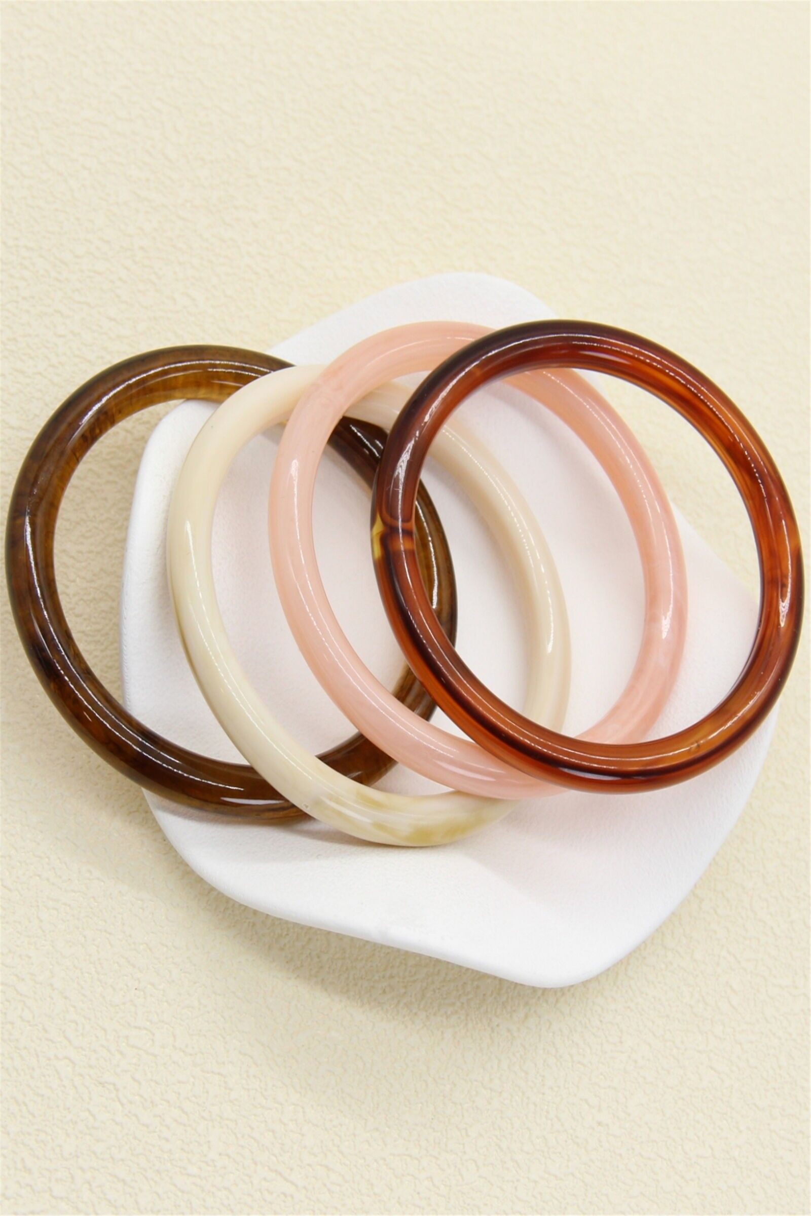 Trendy resin bracelet – 4 colors for a unique style