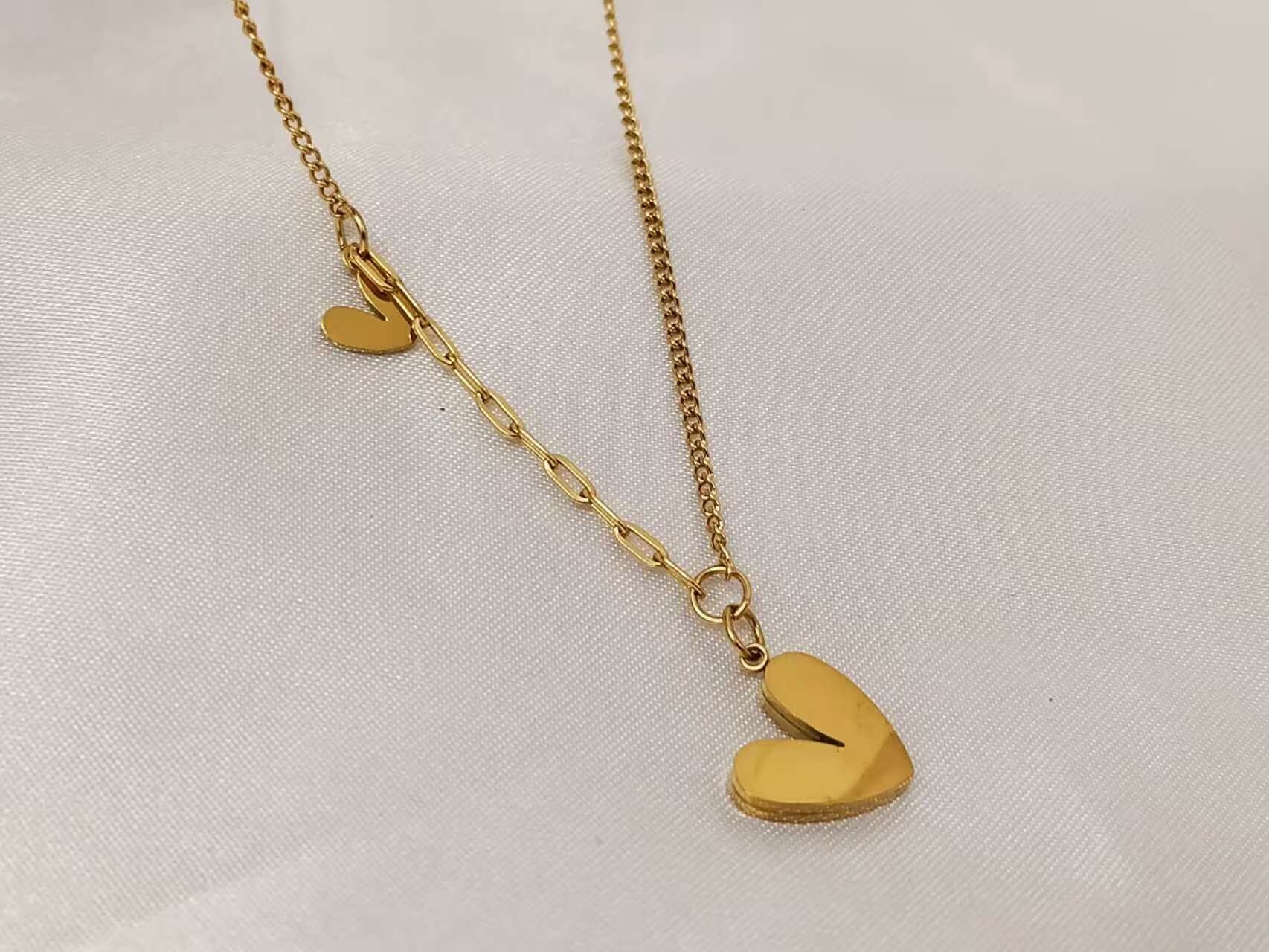 Necklace with double pendants of polished mother-of-pearl hearts in 18K gold PVD plated stainless steel for women