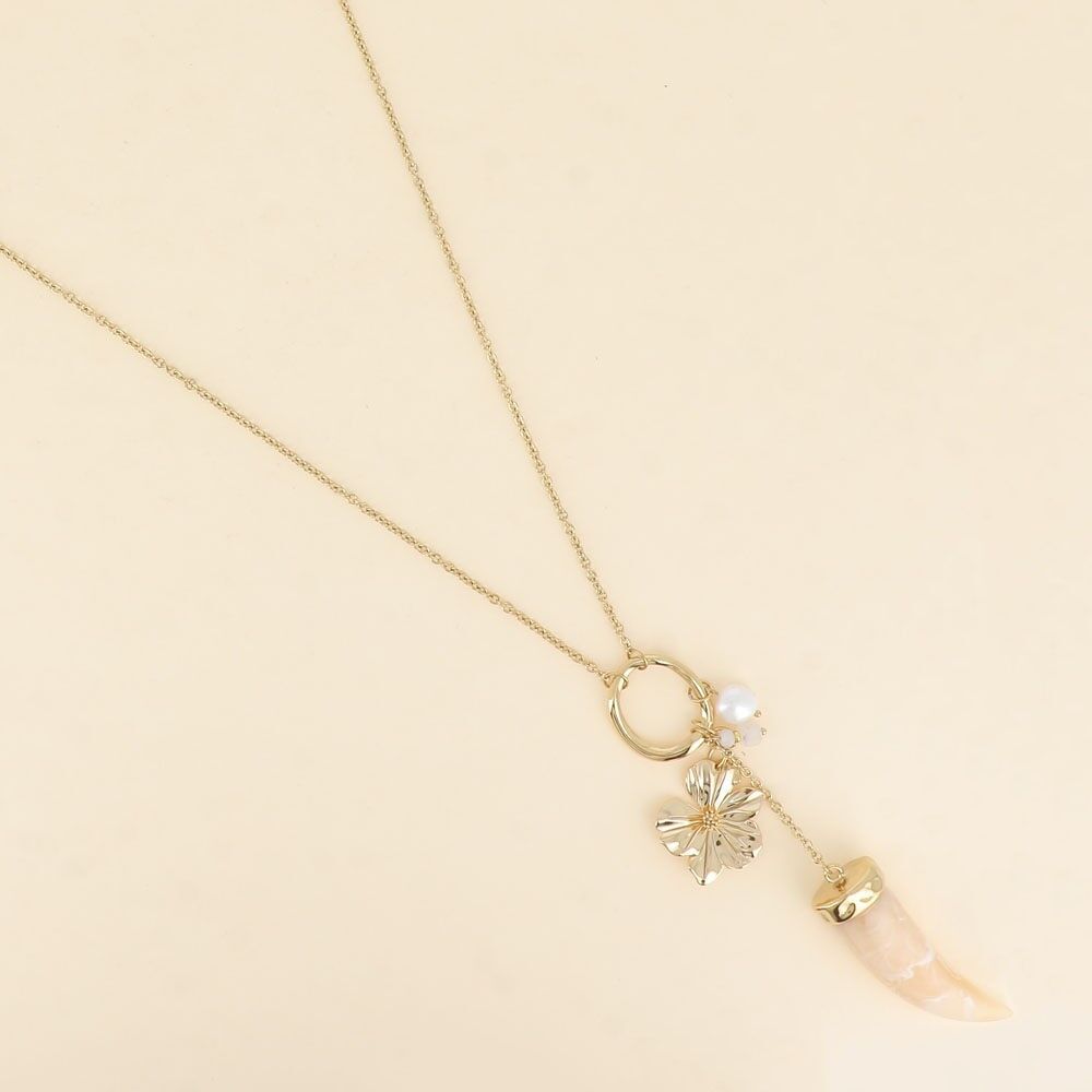 Sautoir - anneau, fleur, perles et corne en résine