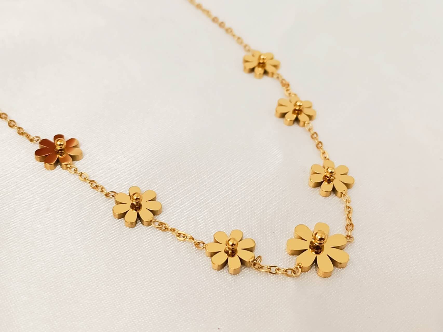 Polished stainless steel flower bead necklace with 18K vacuum gold plating (PVD). Waterproof