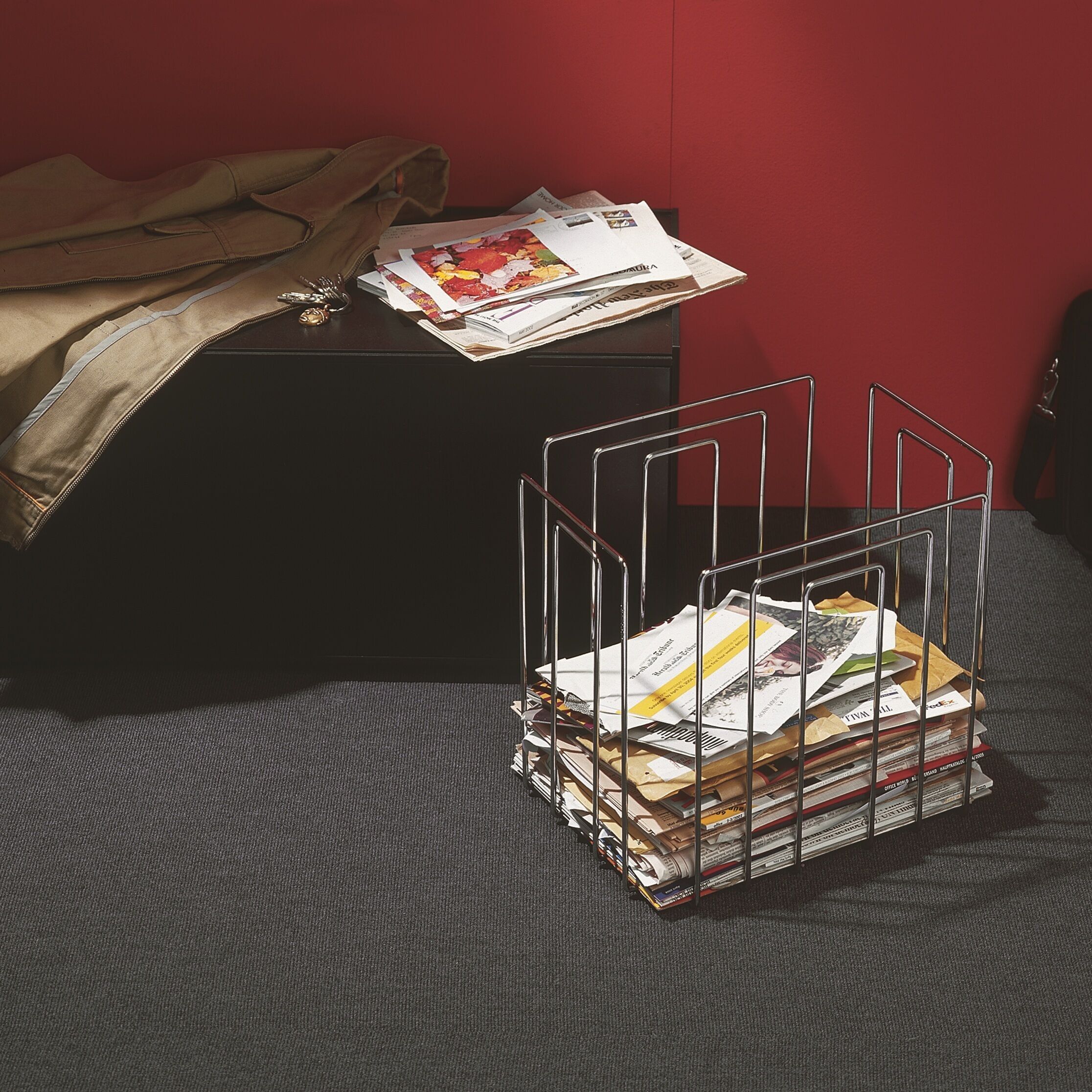 Sortiment aus 5 Zeitschriftenständern der Marke „Paper Collector“ – Chrom + Schwarz