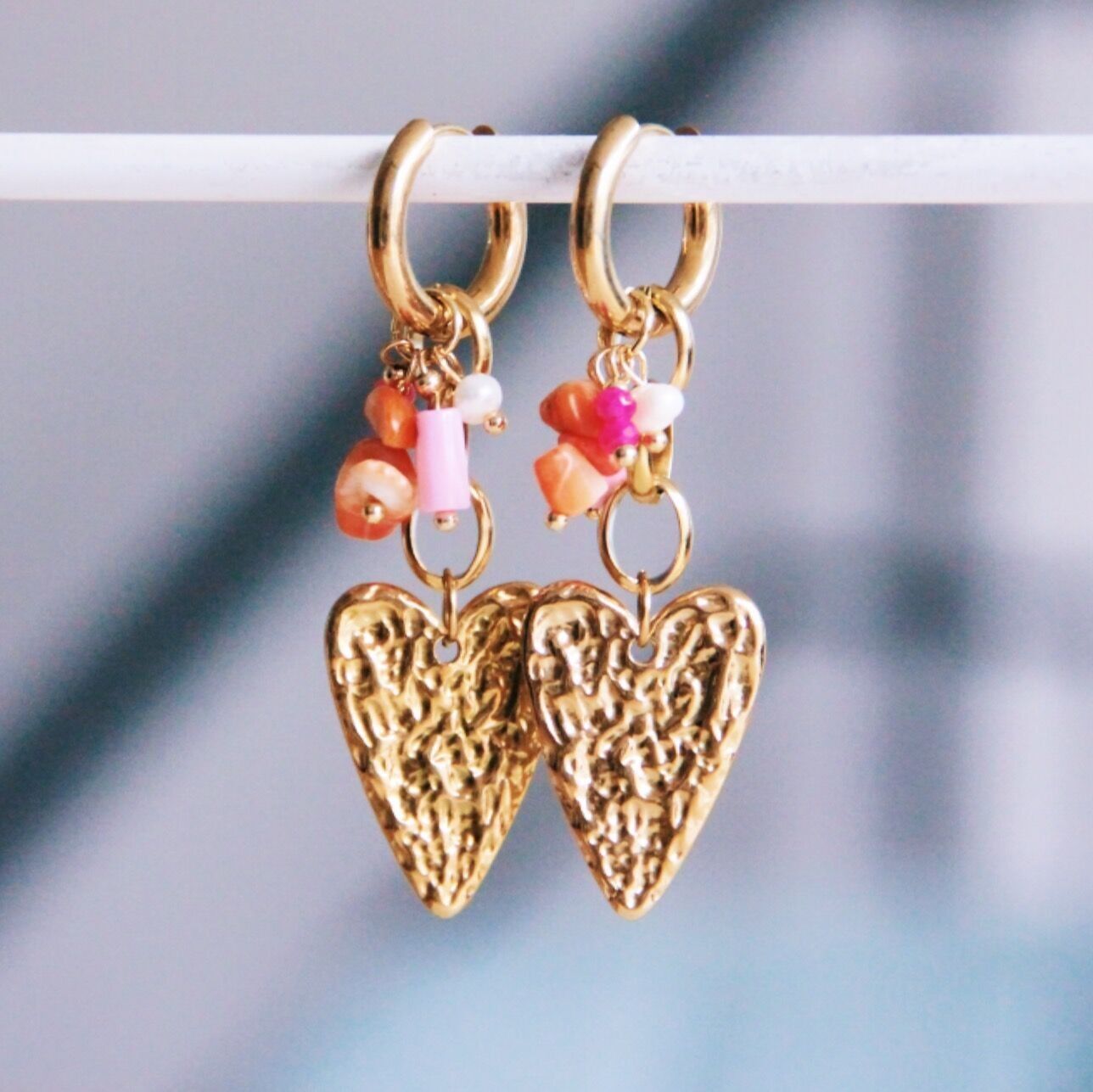 Wide stainless steel hoop with chain, heart and cluster - PINK