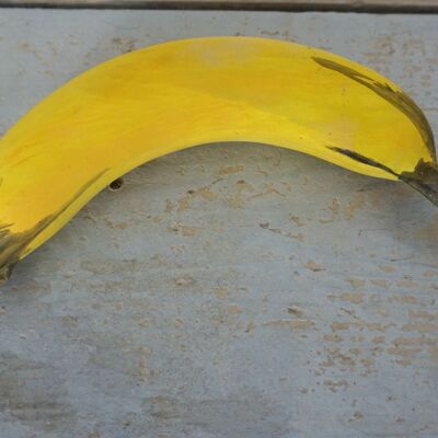 Uno studio in ceramica di una banana