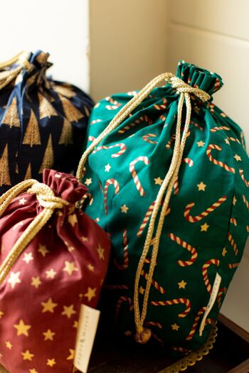 Sacs-cadeaux réutilisables en tissu à double cordon - Étoiles bordeaux (moyen) 5