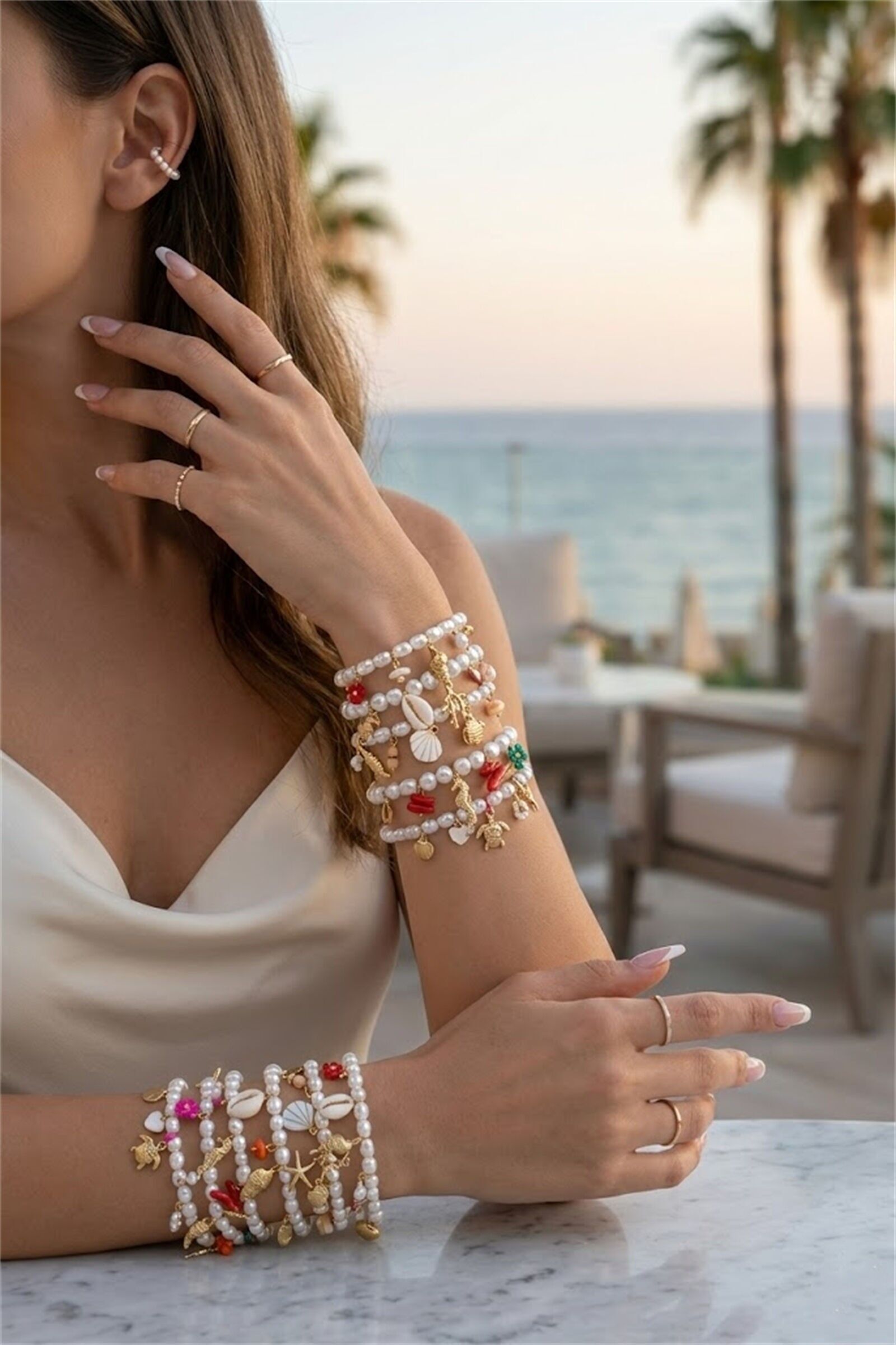 Set mit 12 Armbändern im maritimen Stil – Perlen & Edelstahl – inklusive Präsentationsständer