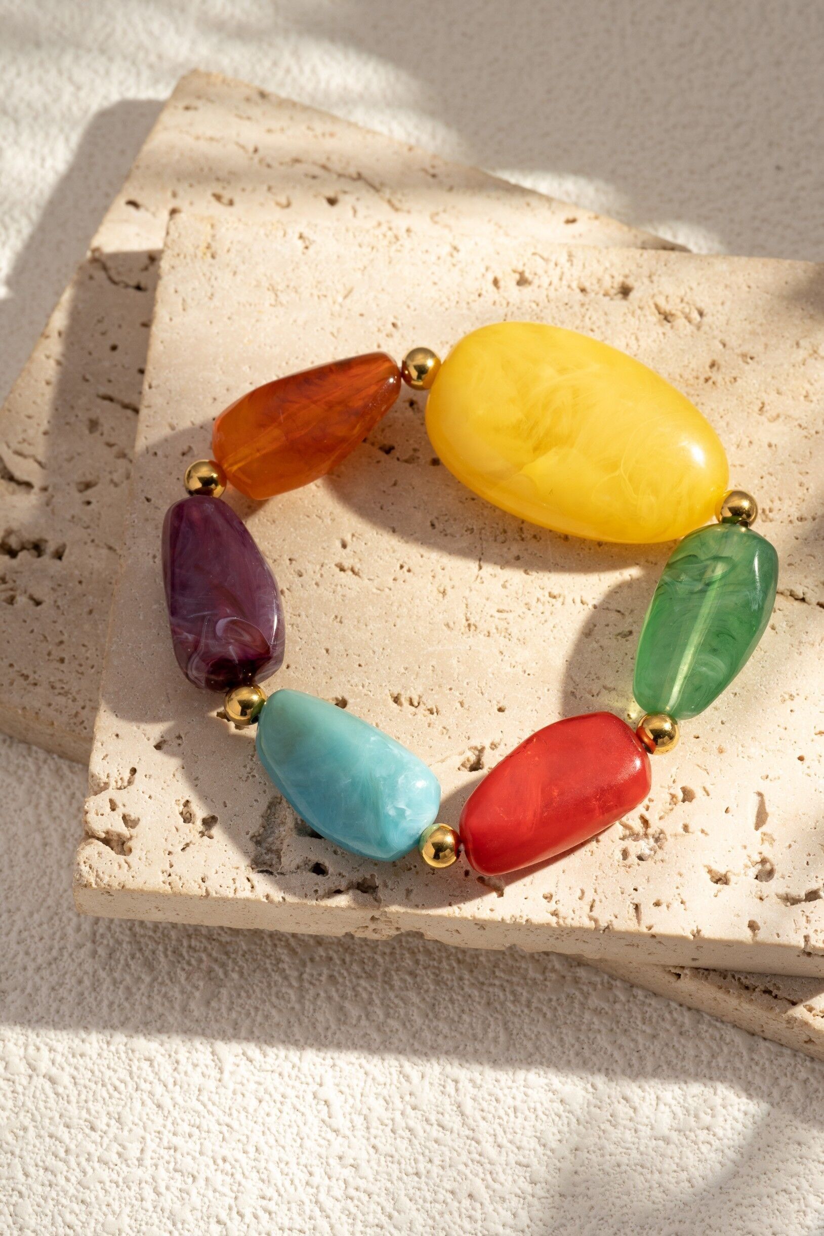 Colorful bracelet made of shiny resin, with irregular beads
