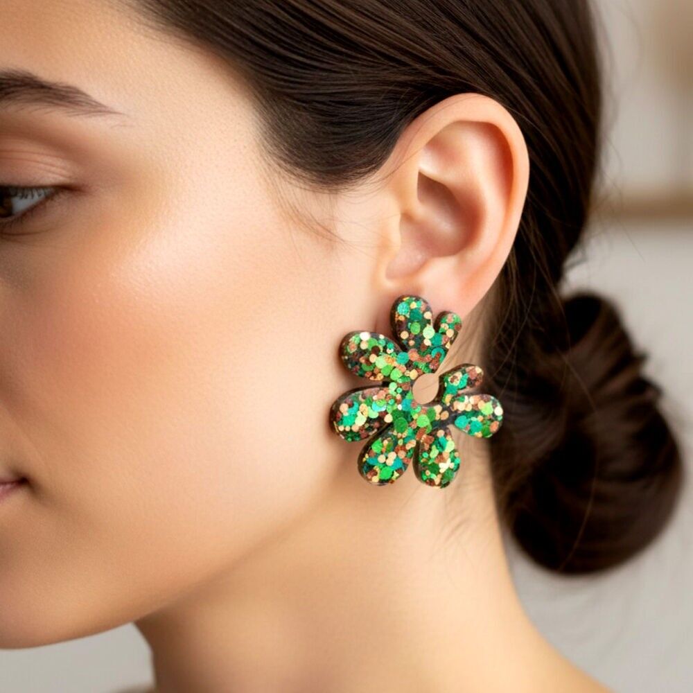 Boucles d'oreilles fleurs résine & paillettes vertes
