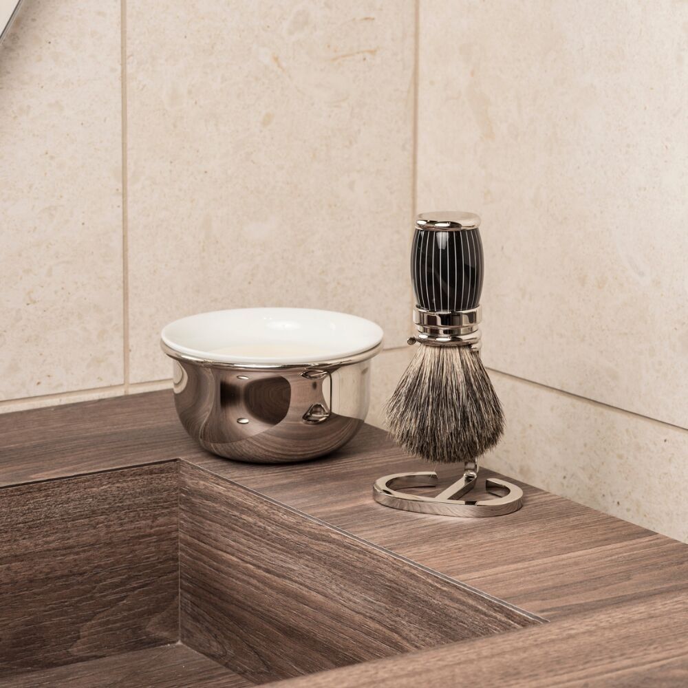 Pelo de tejón gris ruso, lacado, acabado cromado retro