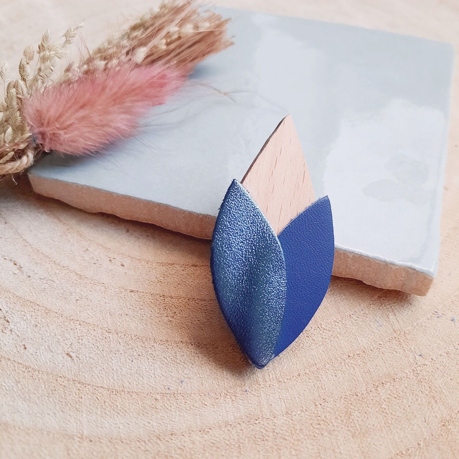 Holzbrosche, Kleinblaue Tulpe