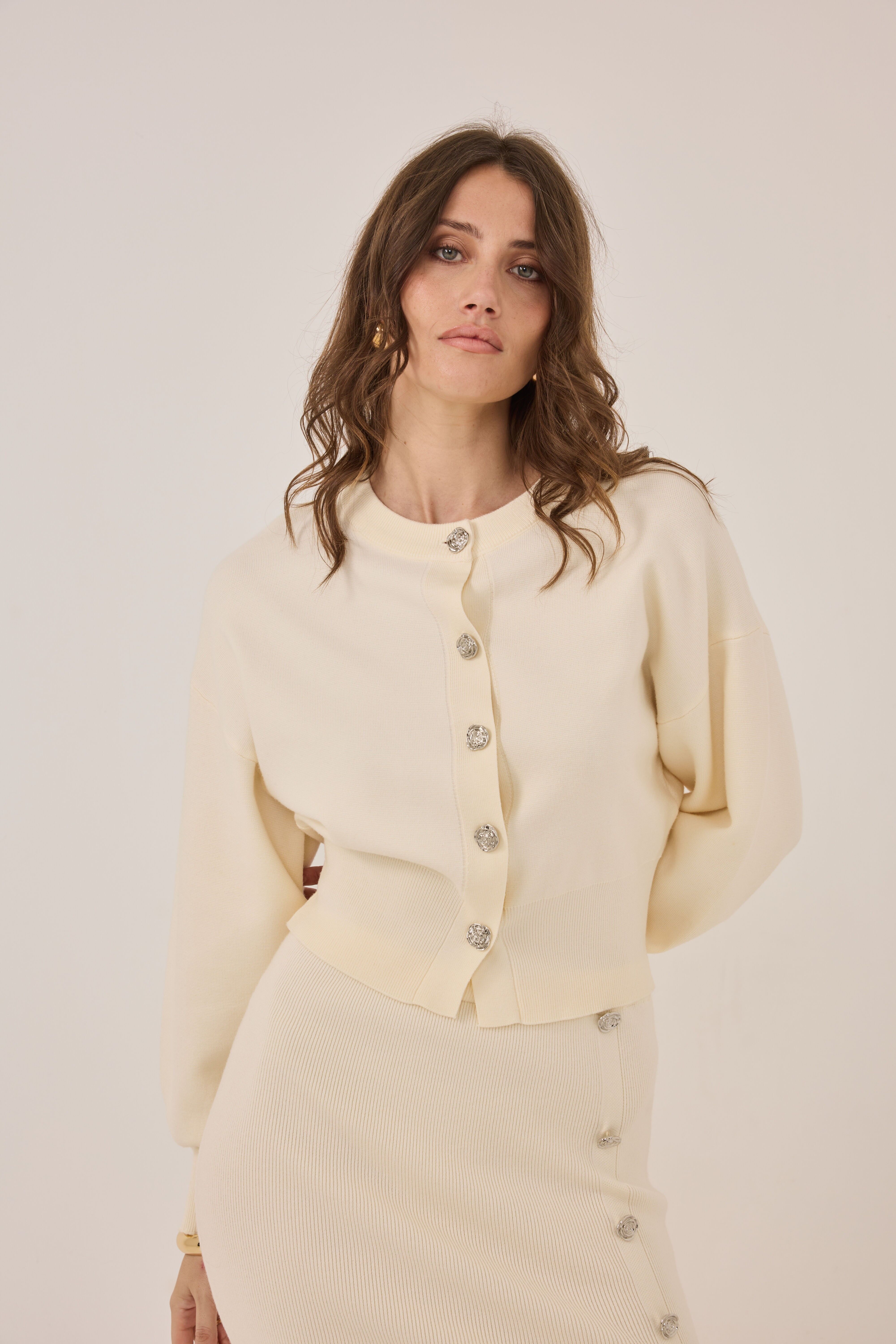 Strickweste mit Rundhalsausschnitt und Schmuckknöpfen - 2694