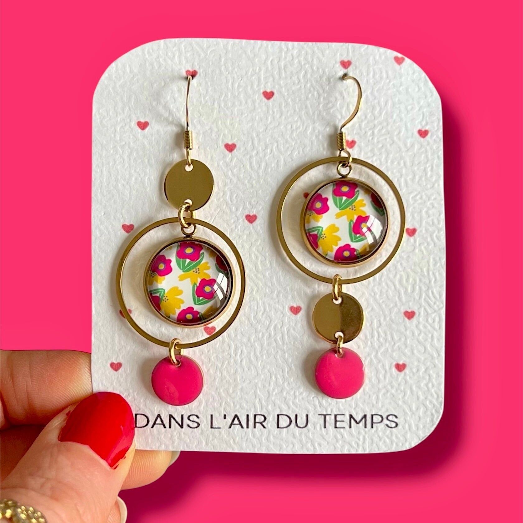 Asymmetrische Ohrringe mit gelben und rosa Blüten, gold- oder silberfarben
