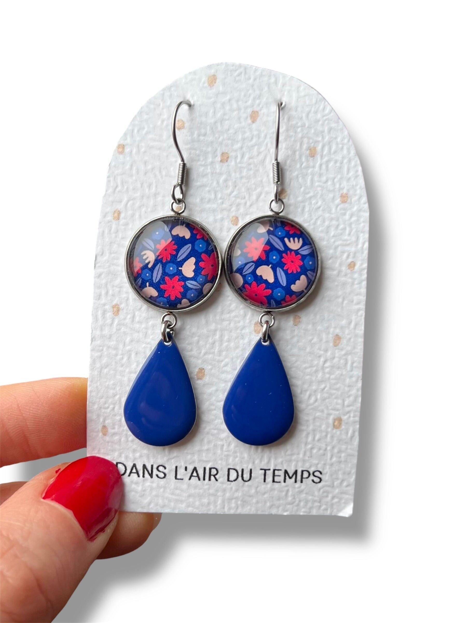 Ohrringe mit roten Blüten auf blauem Grund, blauer Emaille