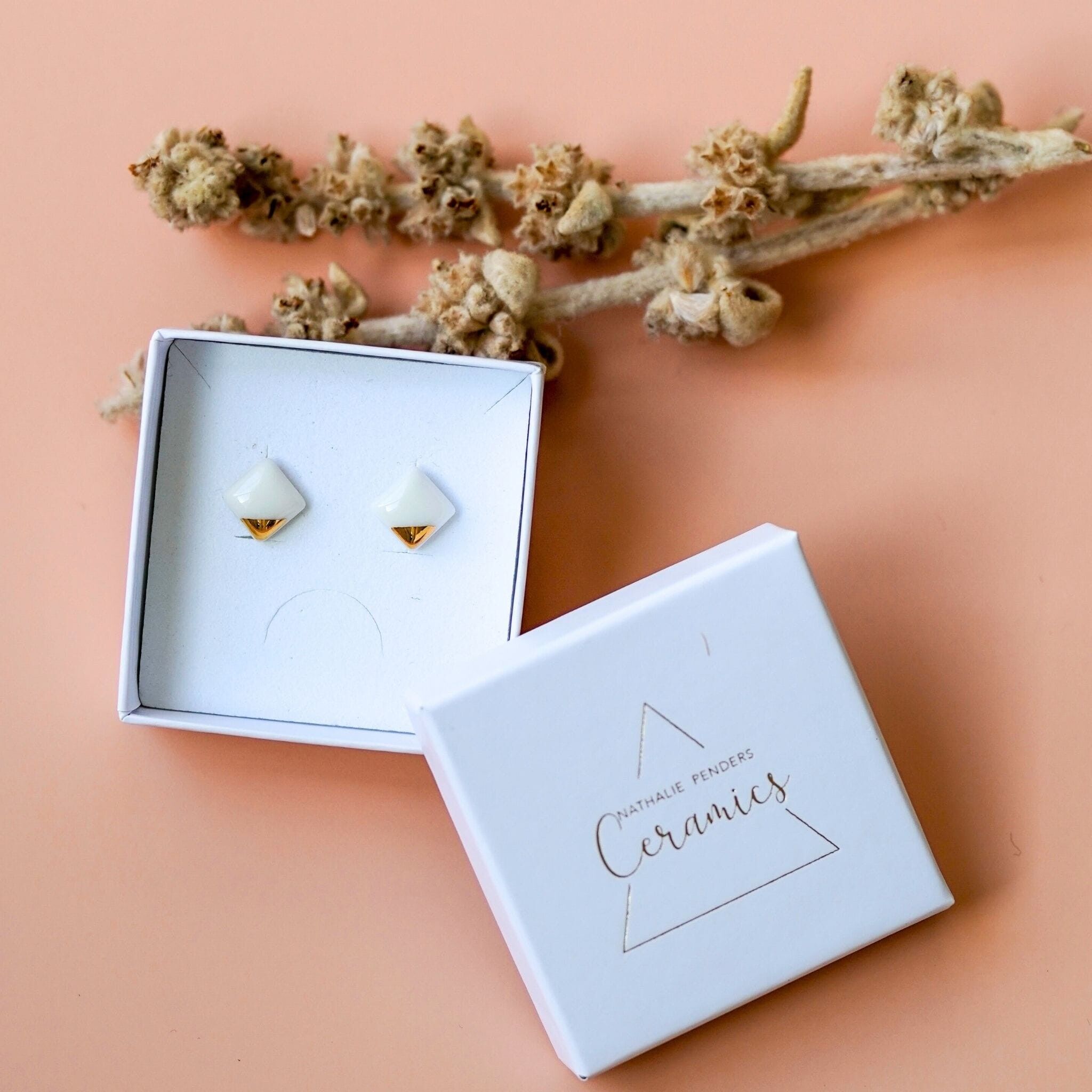 Square stud earrings – White and gold porcelain